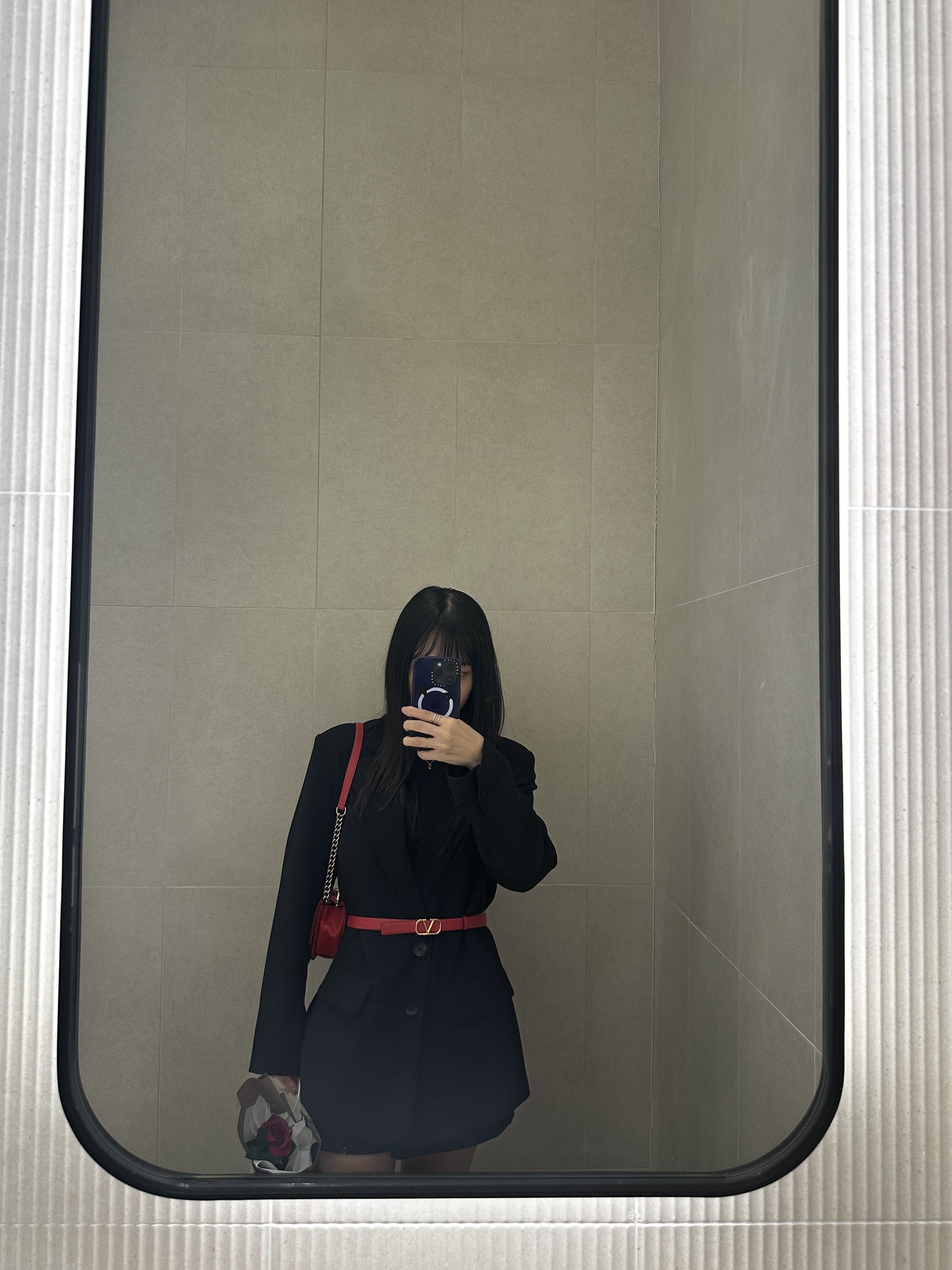 (W) Valentino Reversible Vlogo Signature Belt In Glossy Calfskin 20mm Black Pure Red 착용 스타일 - 6