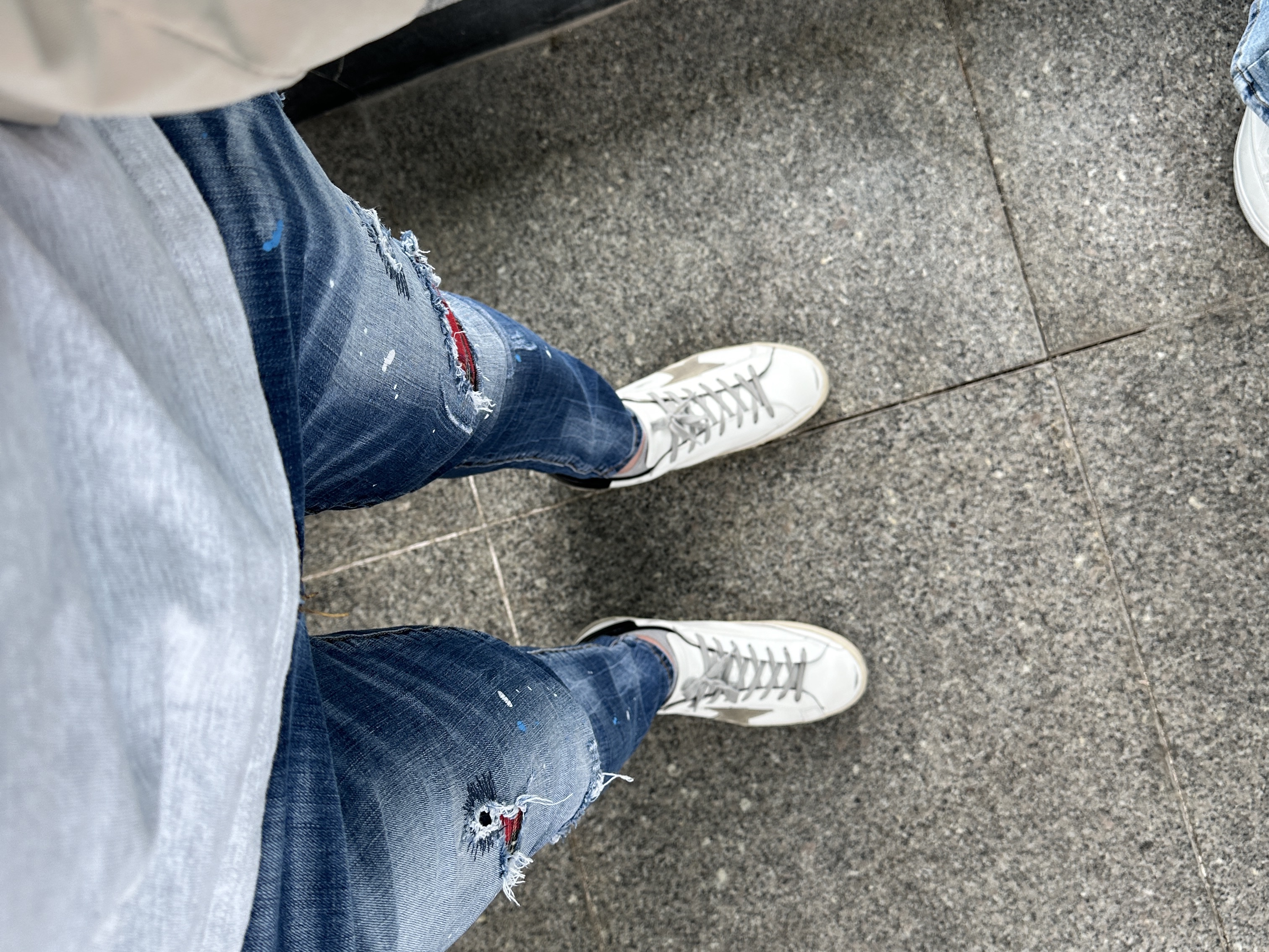 Golden Goose Superstar White Black Heel Tab Sneakers 착용 스타일