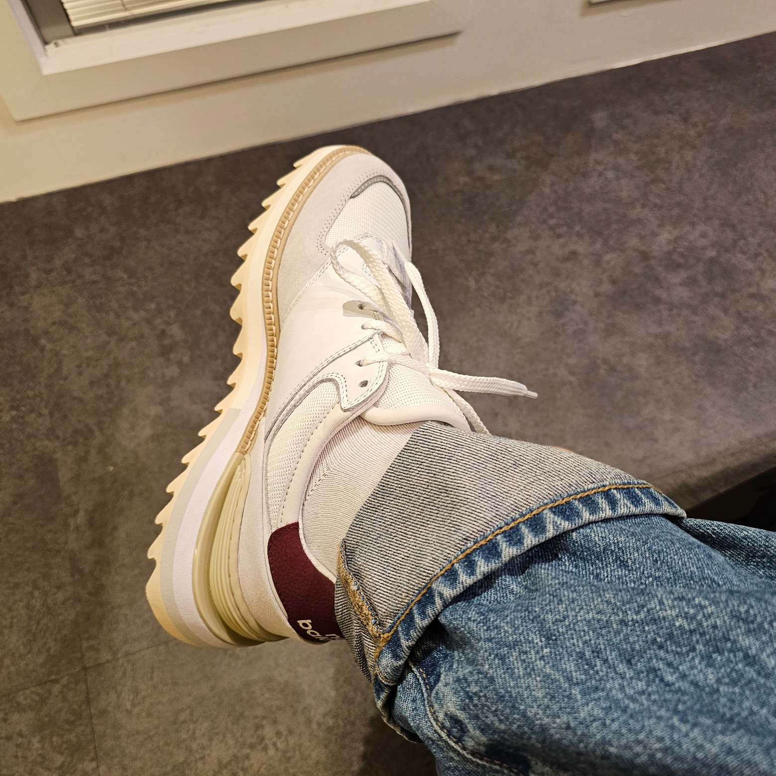 New Balance x Tokyo Design Studio 574 White Burgundy 착용 스타일 - 3