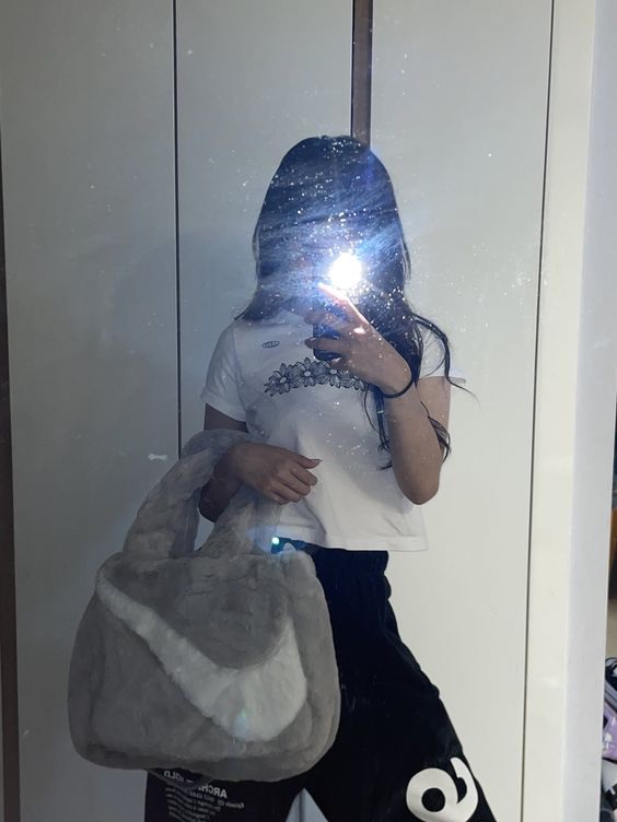 Nike NSW Faux Fur Tote Bag Light Iron Ore, Telfar x UGG Small Shopping Bag Chestnut 착용 스타일 - 2