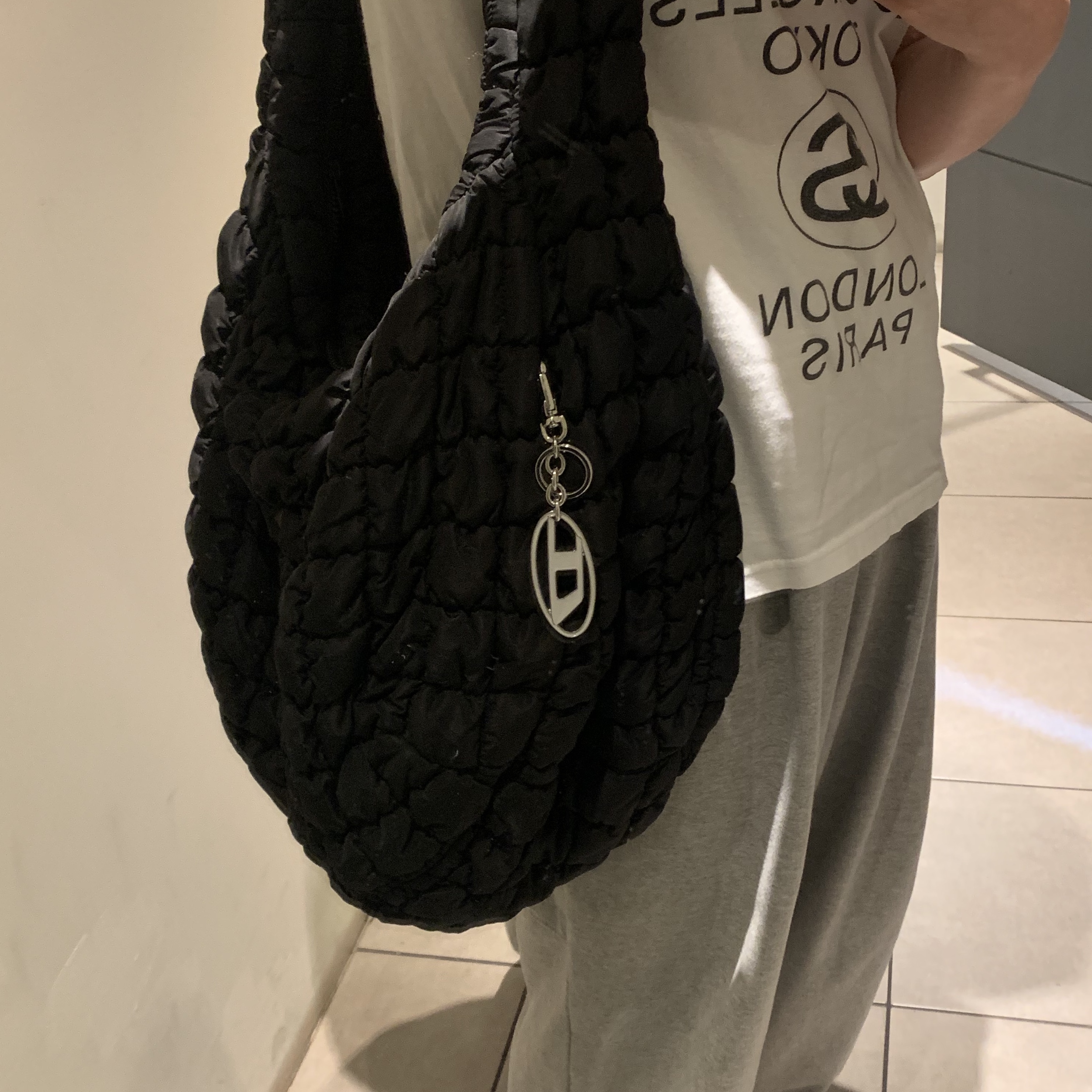 Diesel Holy B Logo Keyring Silver, COS Quilted Oversized Shoulder Bag Black 착용 스타일