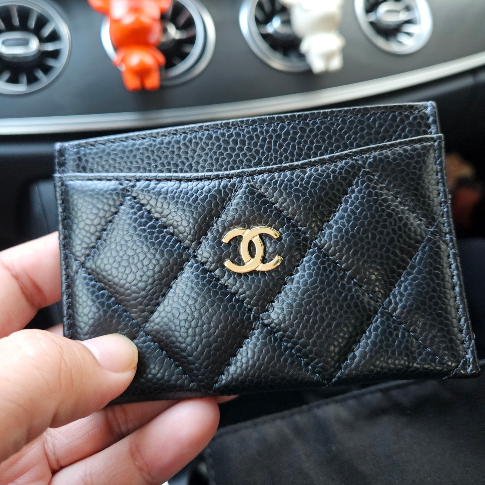 Chanel Classic Card Holder Grained Calfskin & Gold Black 착용 스타일