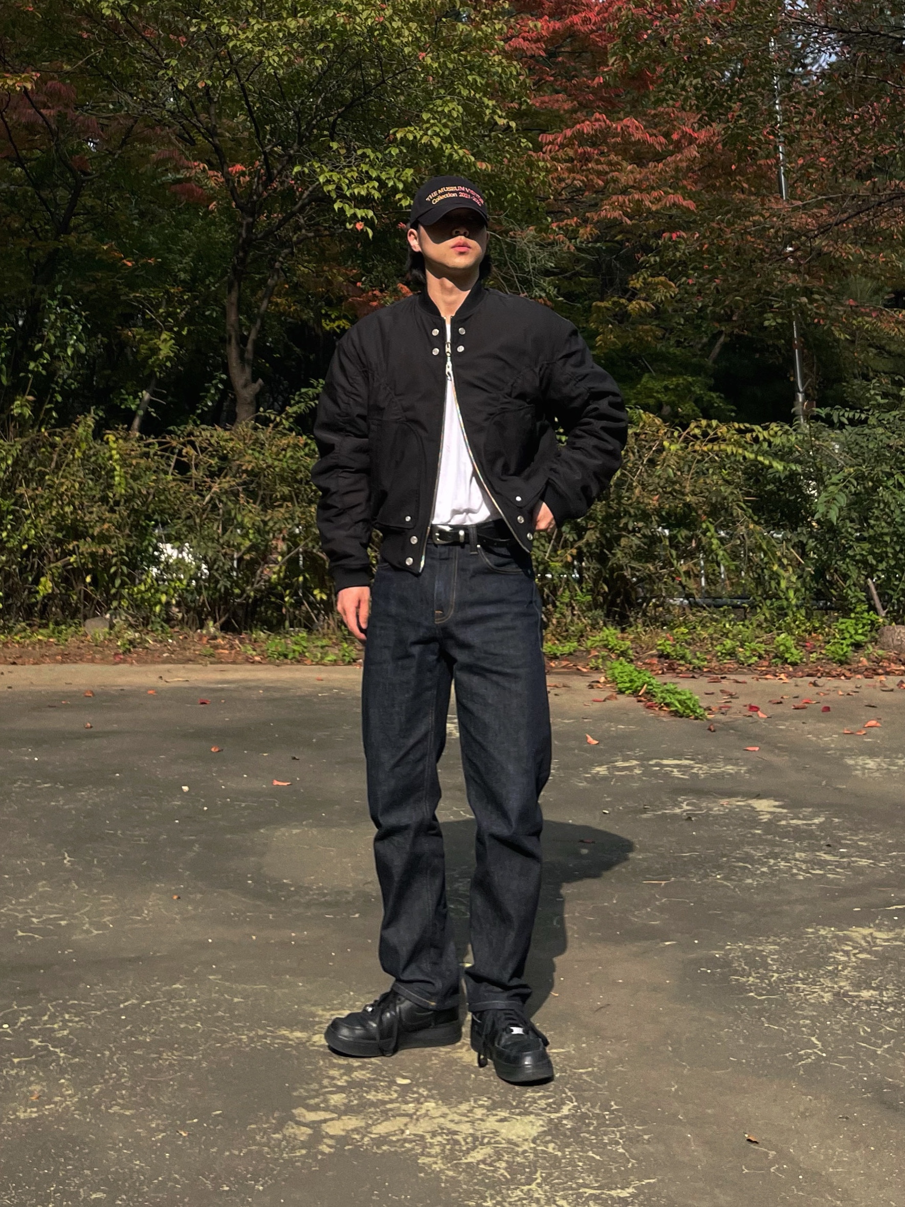 Nike Air Force 1 '07 Low Triple Black, The Museum Visitor Sprayed Ball Cap Black 착용 스타일