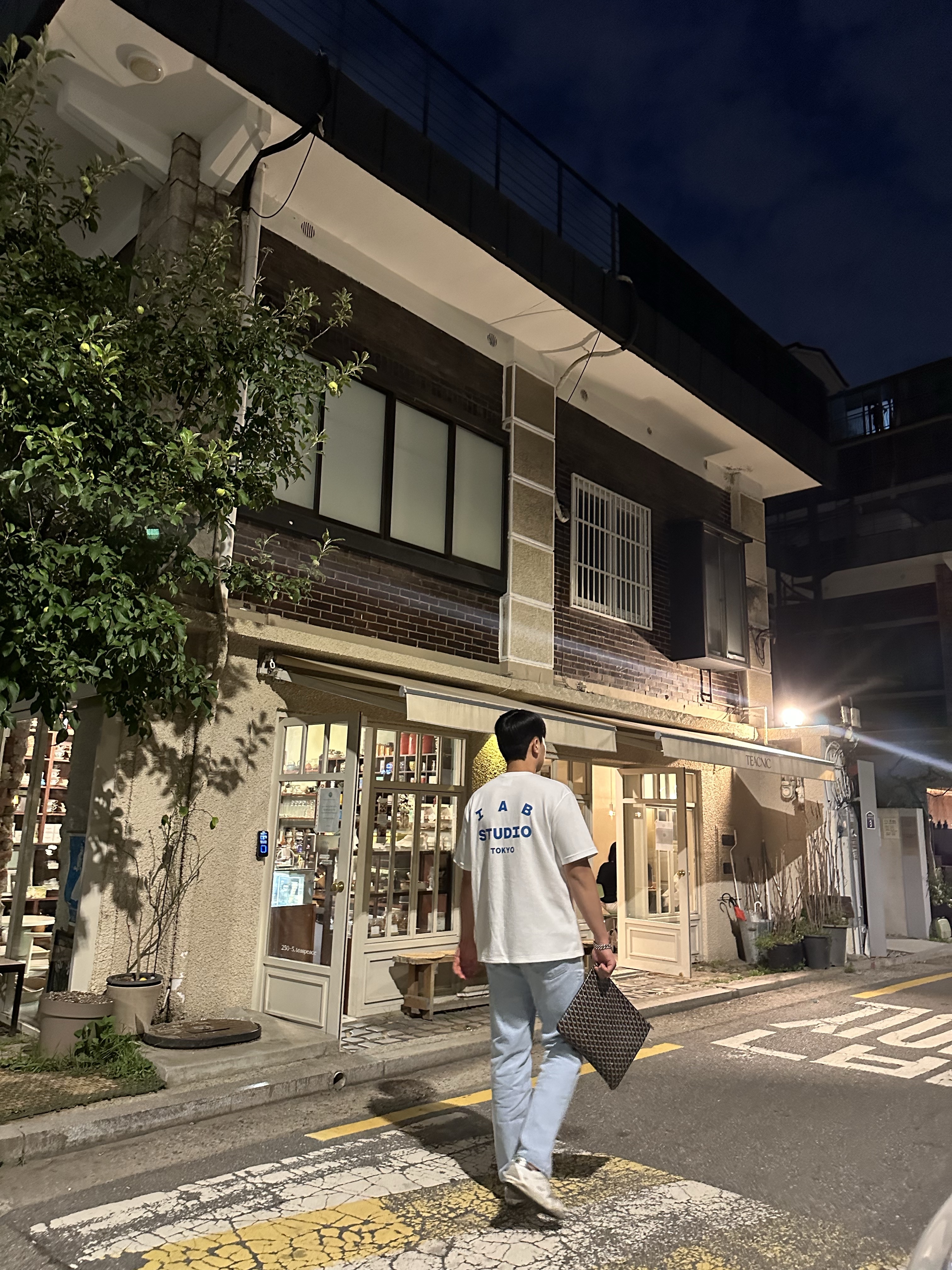 IAB Studio Tokyo T-Shirt White 착용 스타일