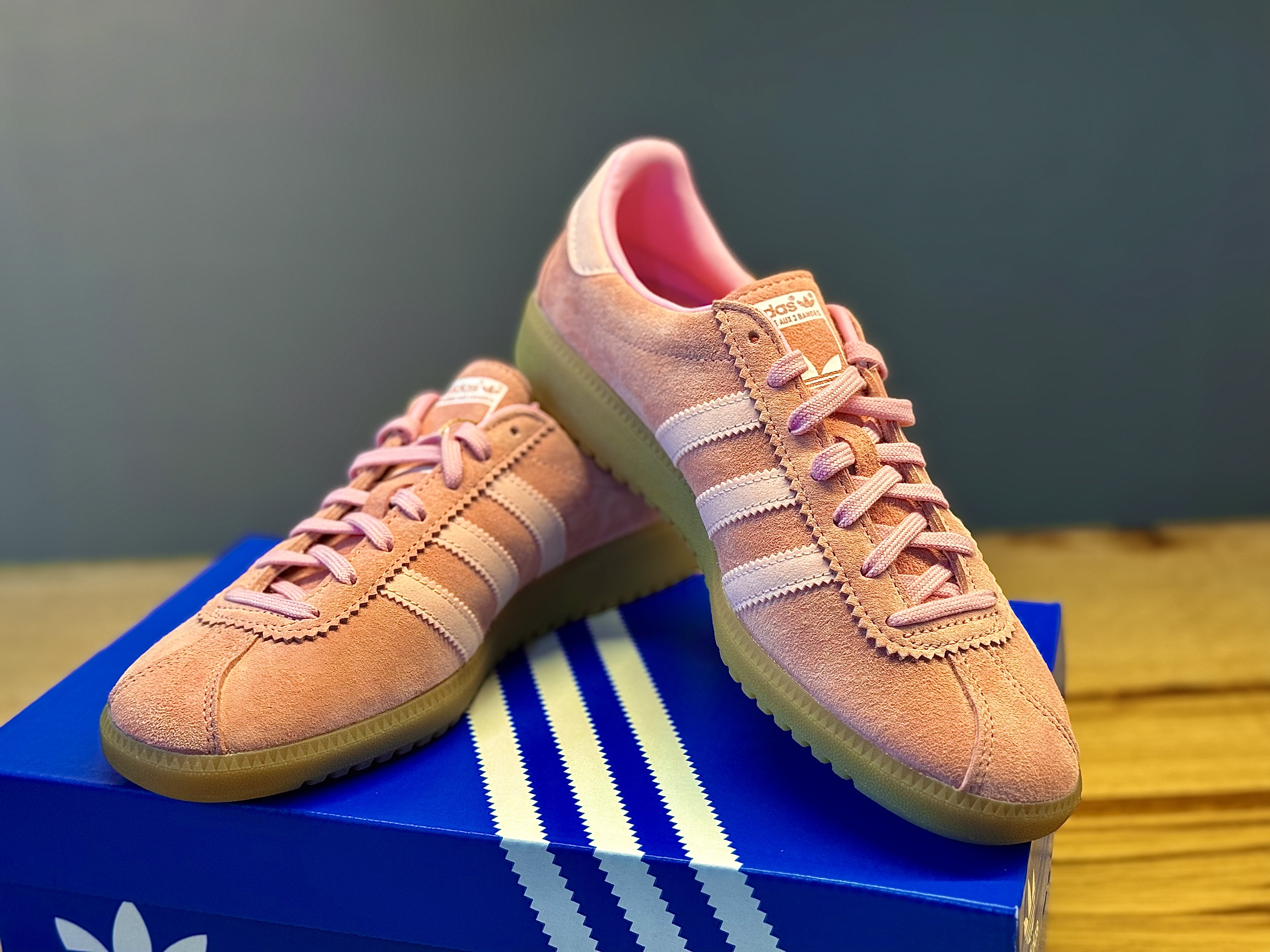 Adidas Bermuda Glow Pink 착용 스타일 - 1