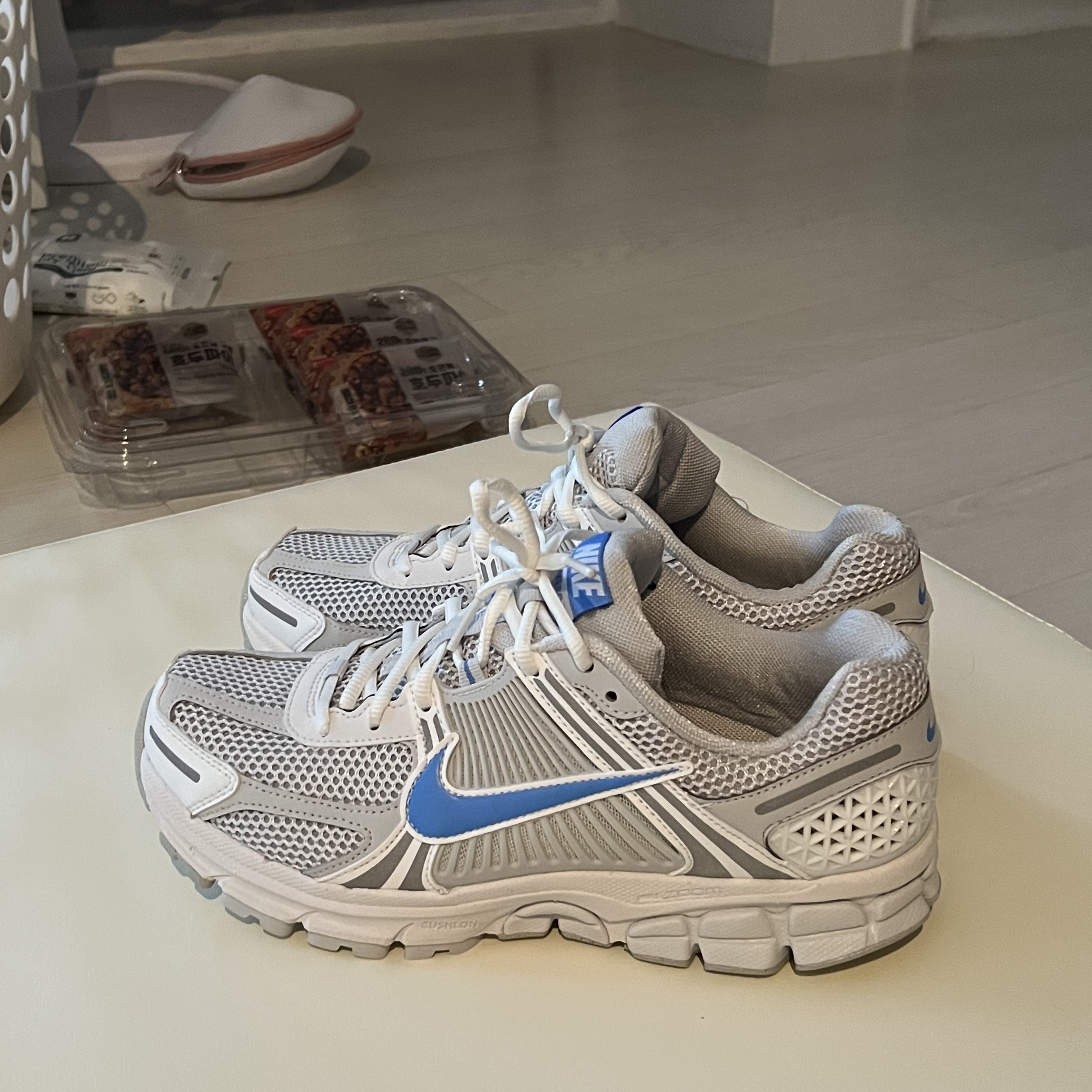 Nike Zoom Vomero 5 Photon Dust and University Blue 착용 스타일 - 2