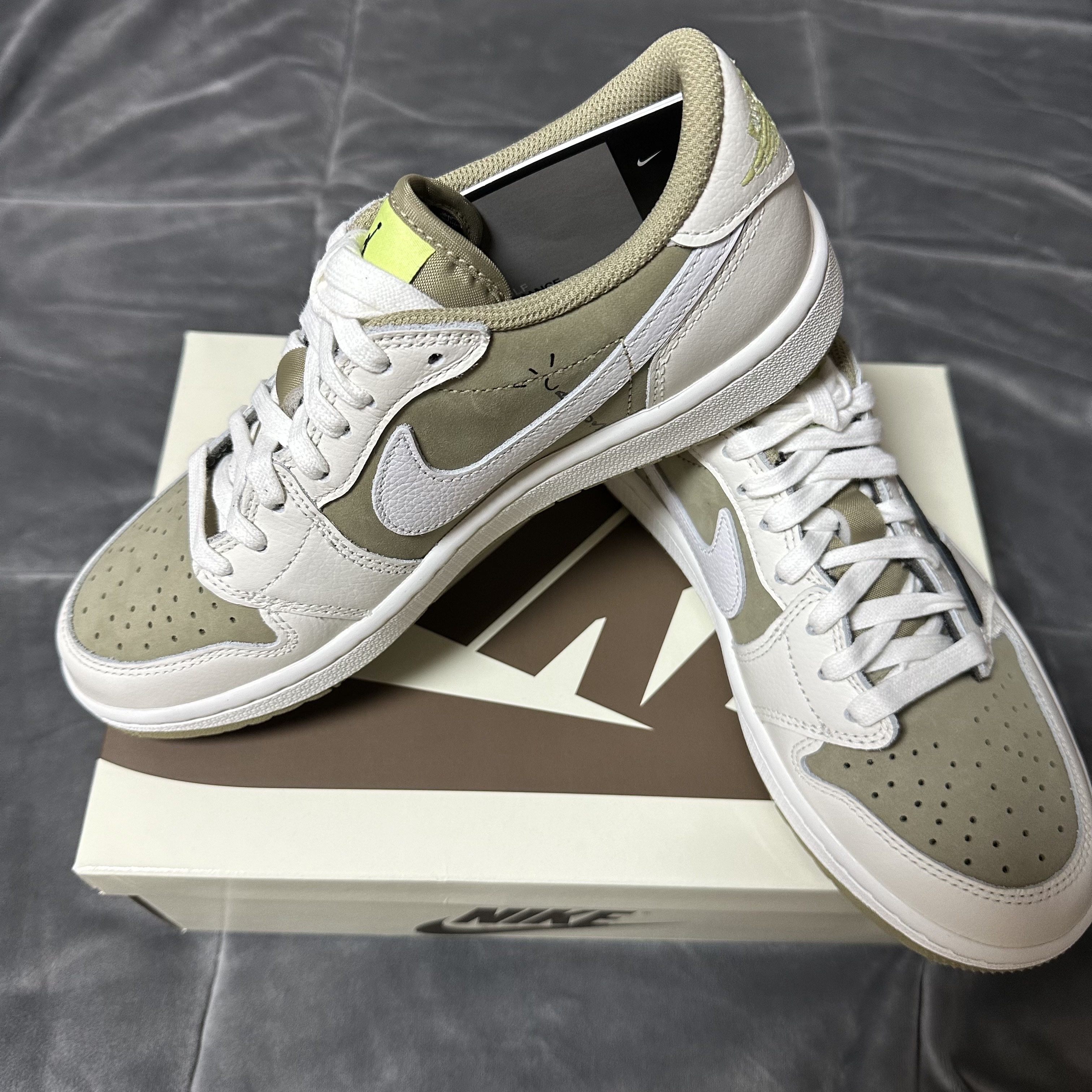 Jordan 1 x Travis Scott Retro Low Golf NRG Neutral Olive 착용 스타일 - 3