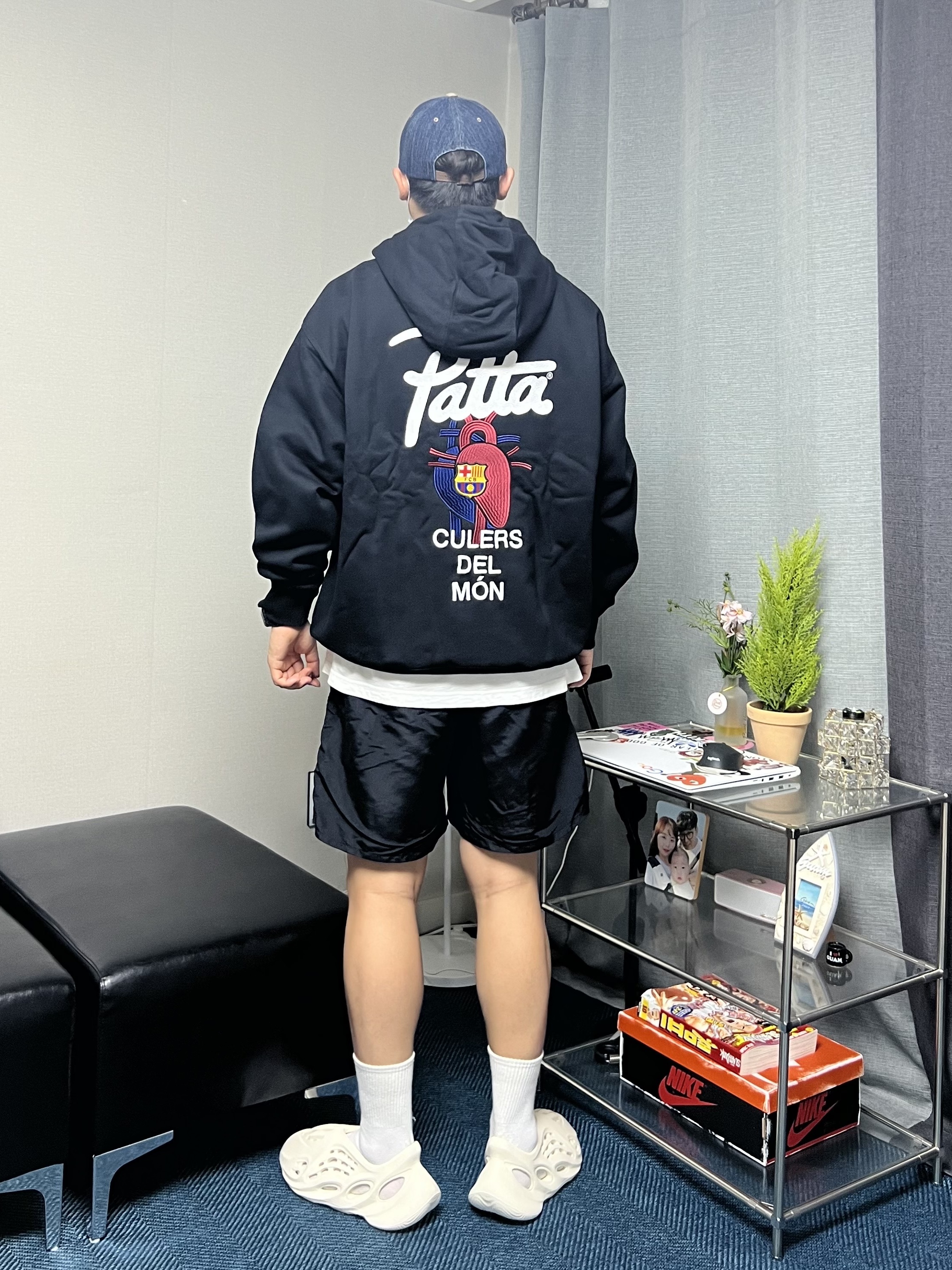 Nike x Patta x FC Barcelona Solo Swoosh Hoodie Culers del Món (FD4147-010) 착용 스타일 - 4