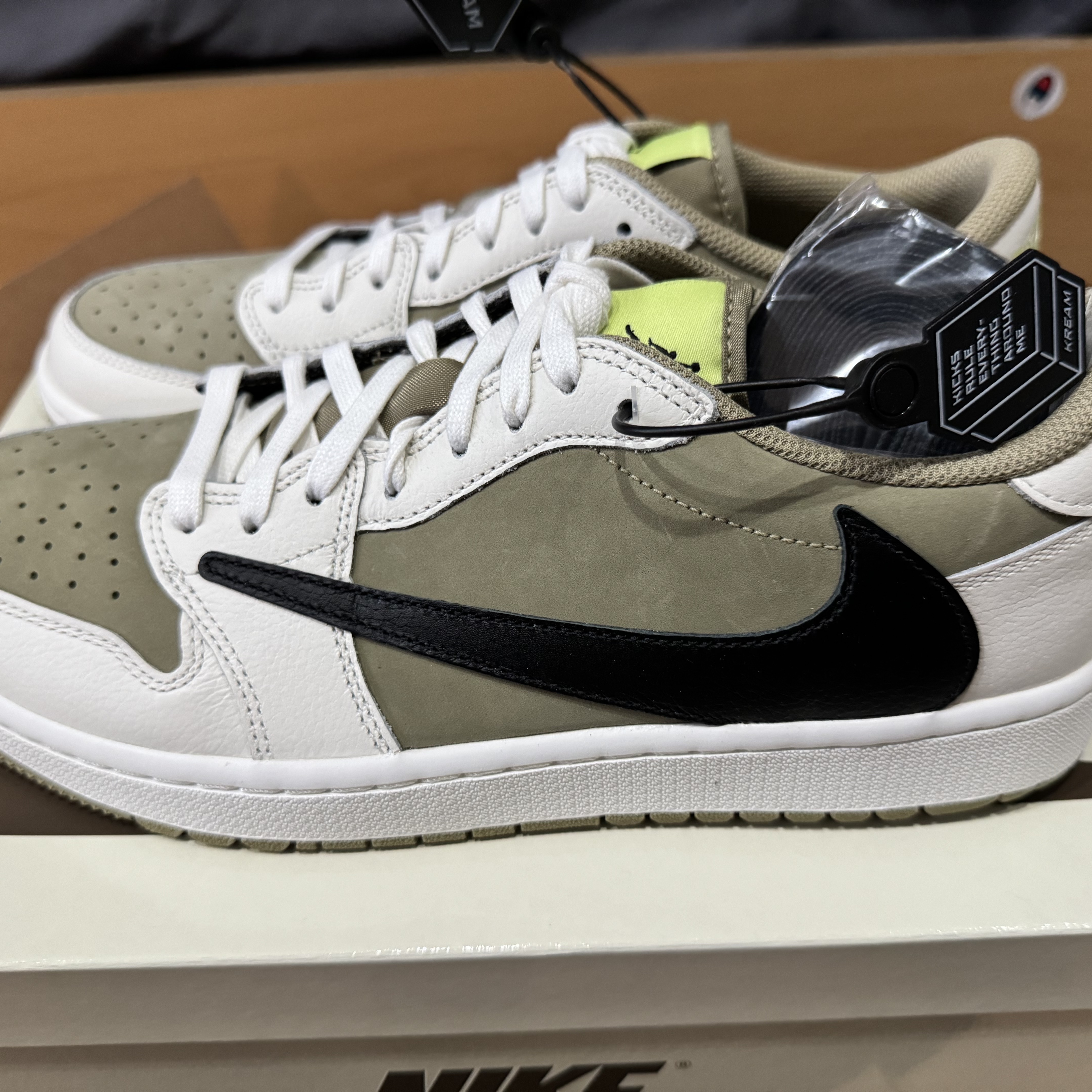 Jordan 1 x Travis Scott Retro Low Golf NRG Neutral Olive 착용 스타일