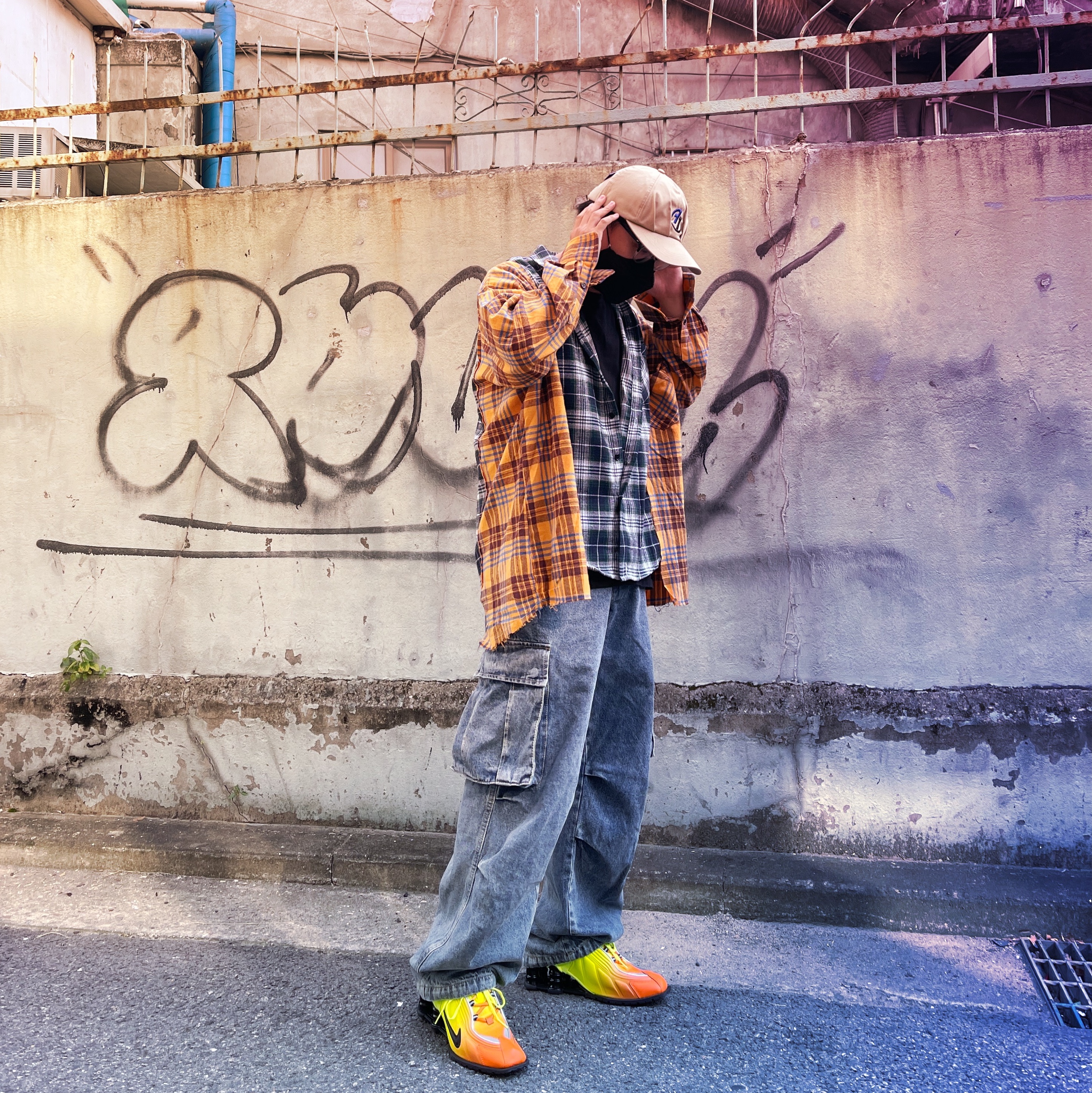 Nike x Martine Rose Shox MR4 Safety Orange 착용 스타일