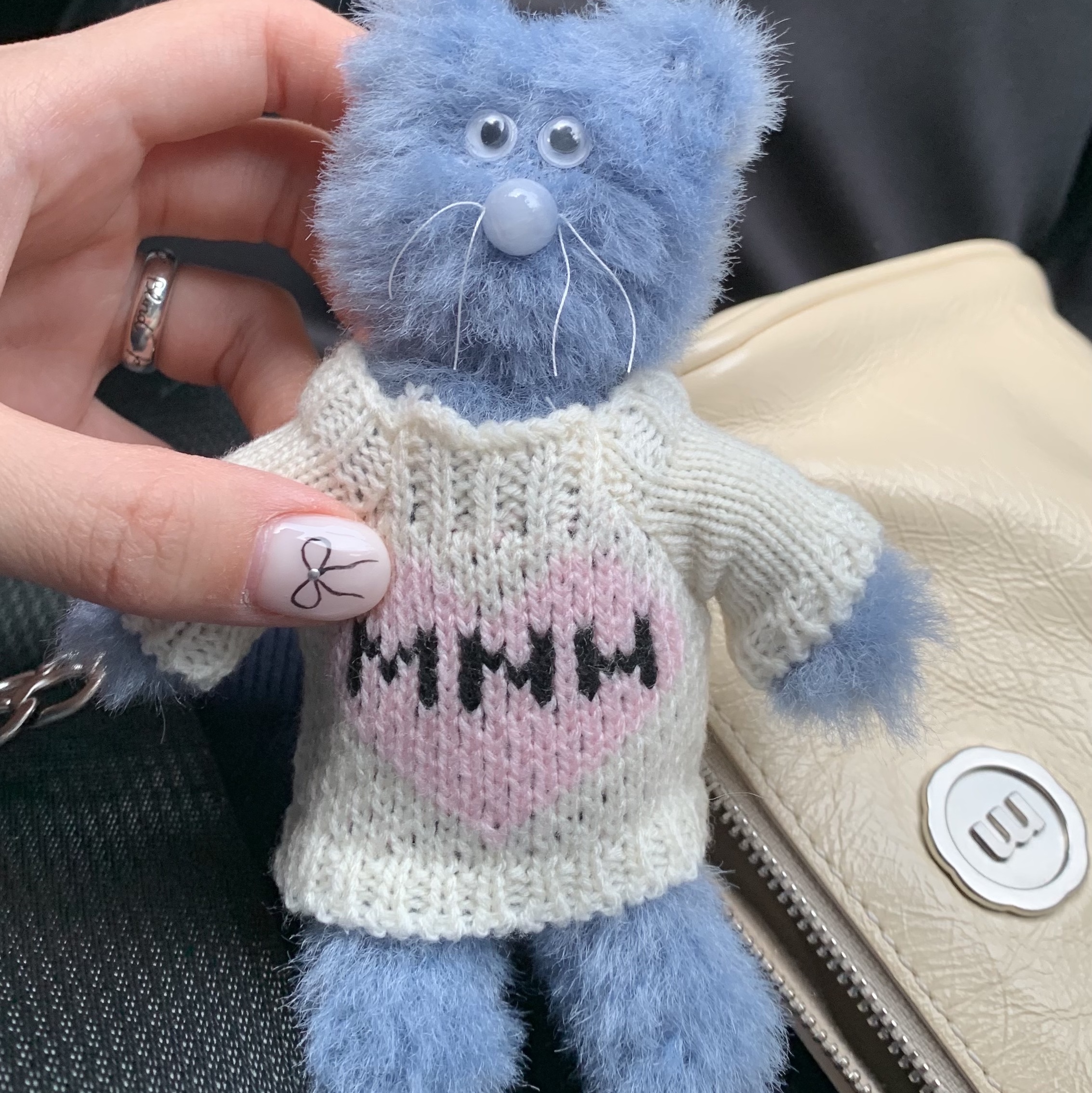 Monamhee Love Flexy Keyring Blue 착용 스타일