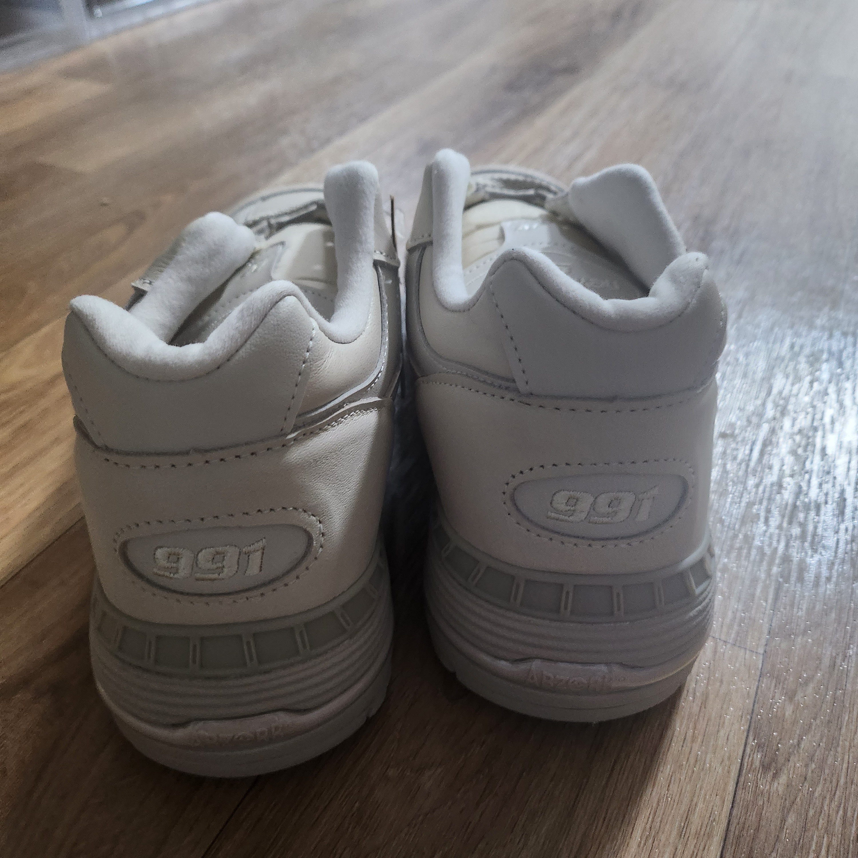 New Balance 991v1 Made in UK Contemporary Luxe Light Grey 착용 스타일 - 2
