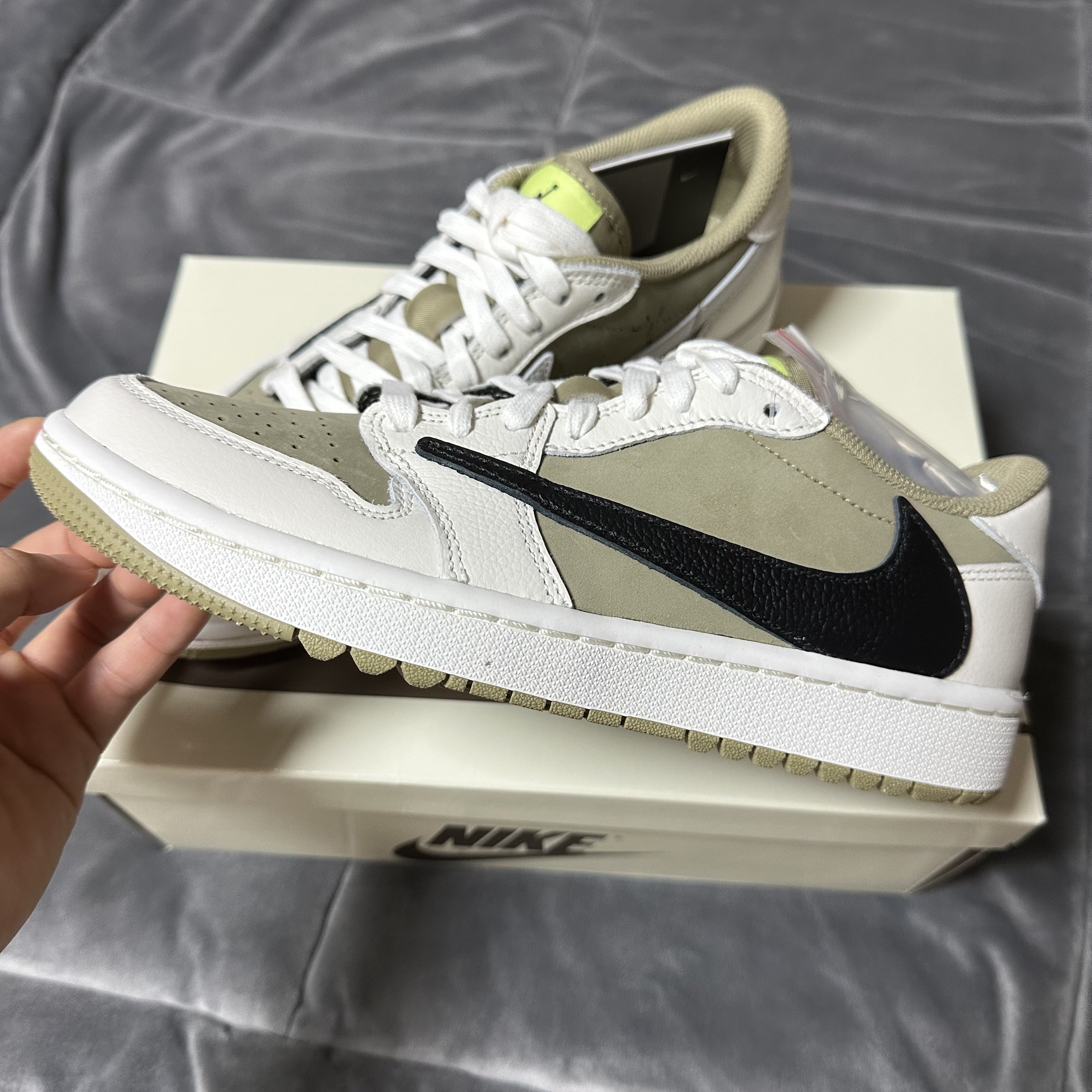 Jordan 1 x Travis Scott Retro Low Golf NRG Neutral Olive 착용 스타일 - 2