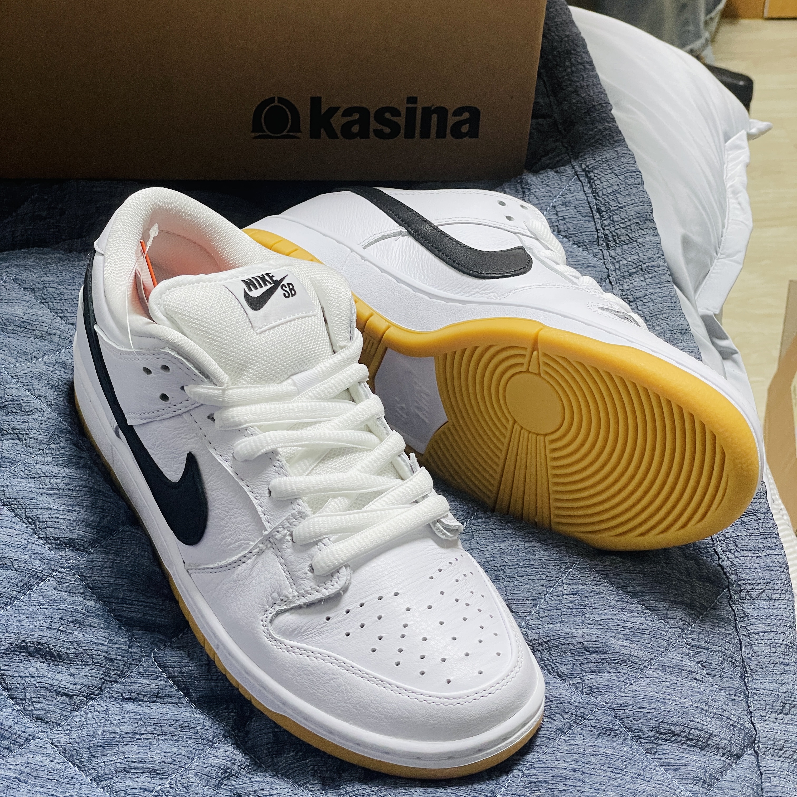 Nike SB Dunk Low Pro White and Gum Light Brown 착용 스타일 - 2