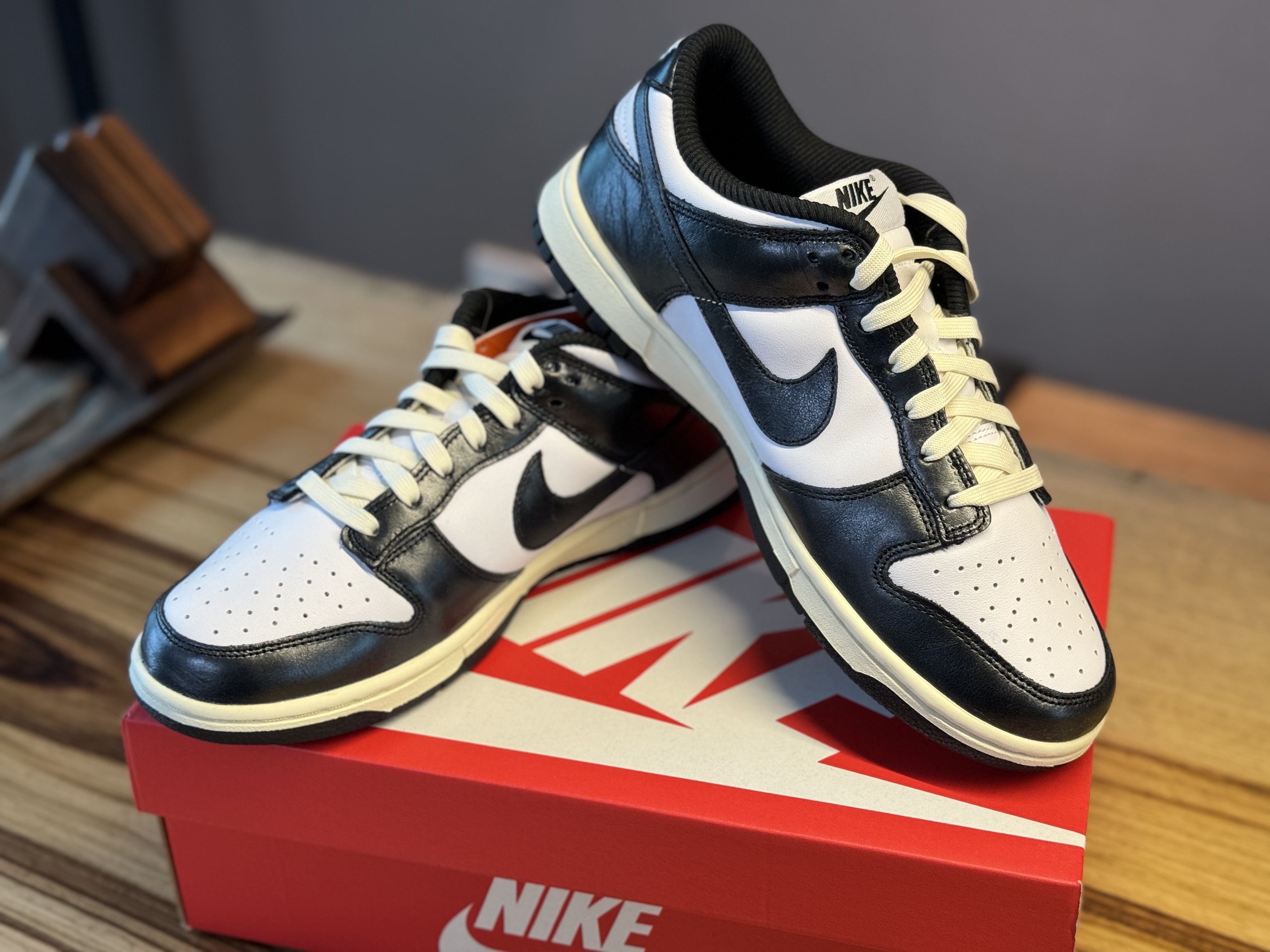 (W) Nike Dunk Low Vintage Black and White 착용 스타일 - 1
