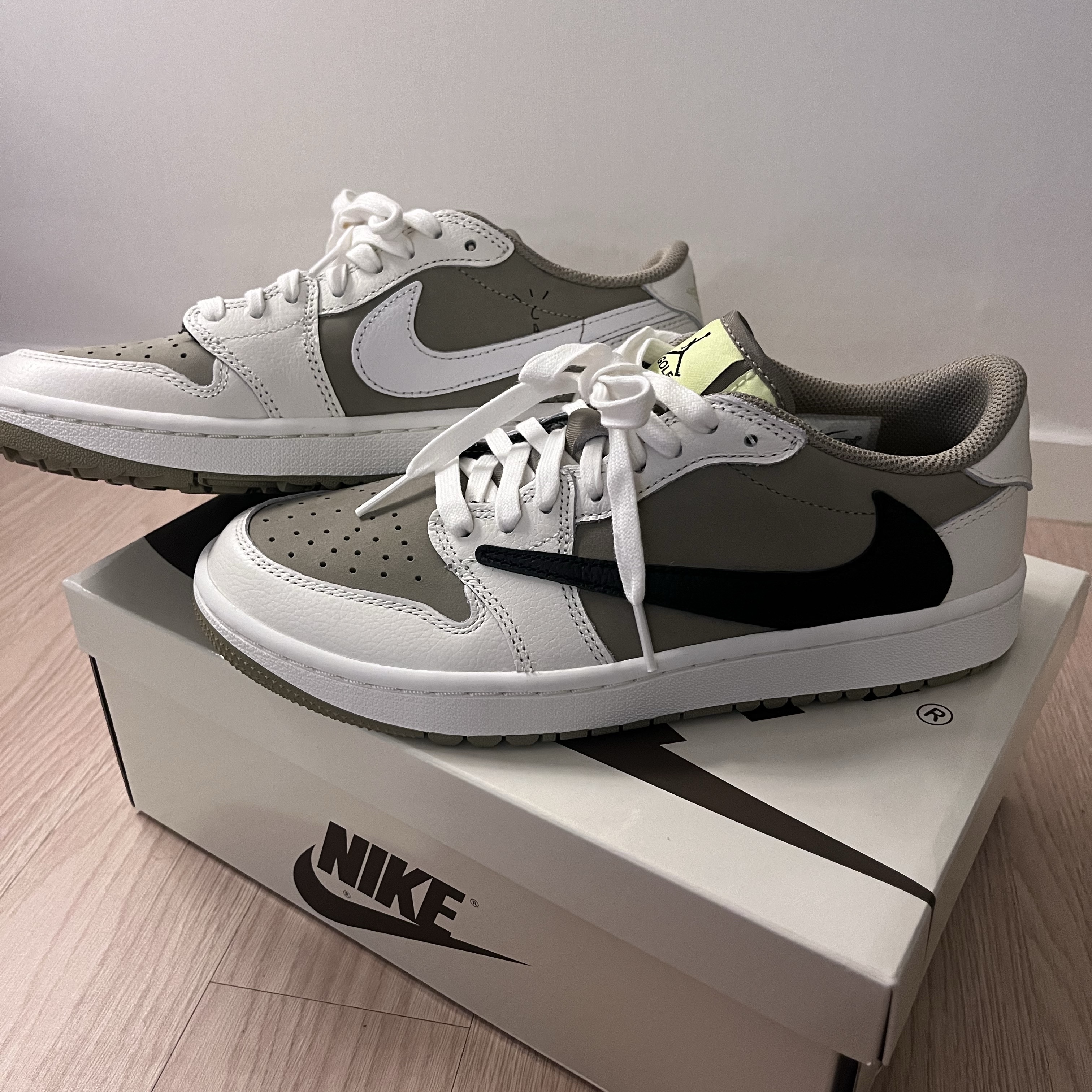 Jordan 1 x Travis Scott Retro Low Golf NRG Neutral Olive 착용 스타일 - 2