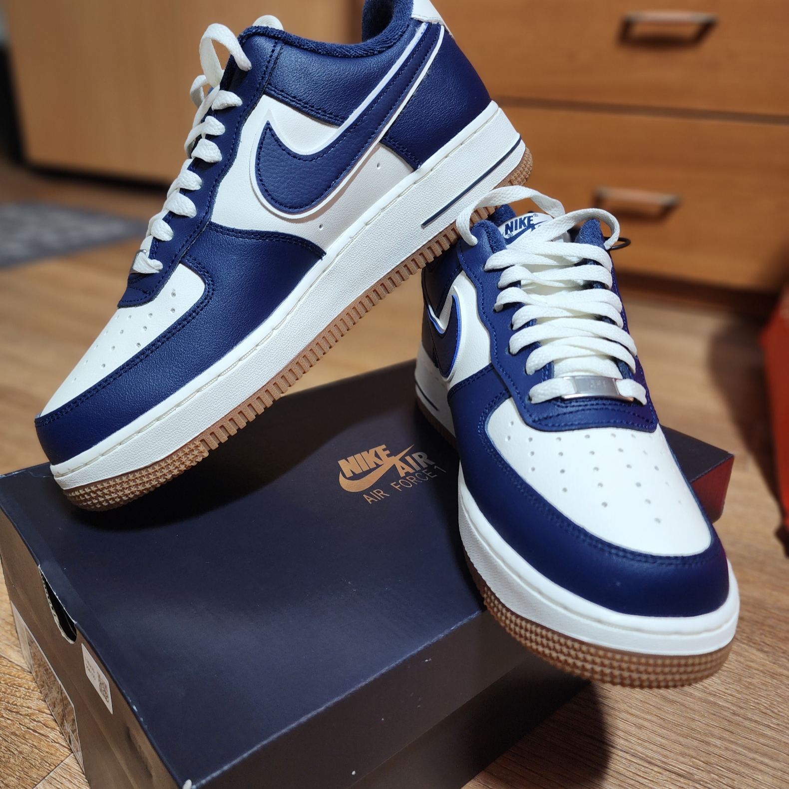 Nike Air Force 1 '07 LV8 Midnight Navy 착용 스타일 - 1