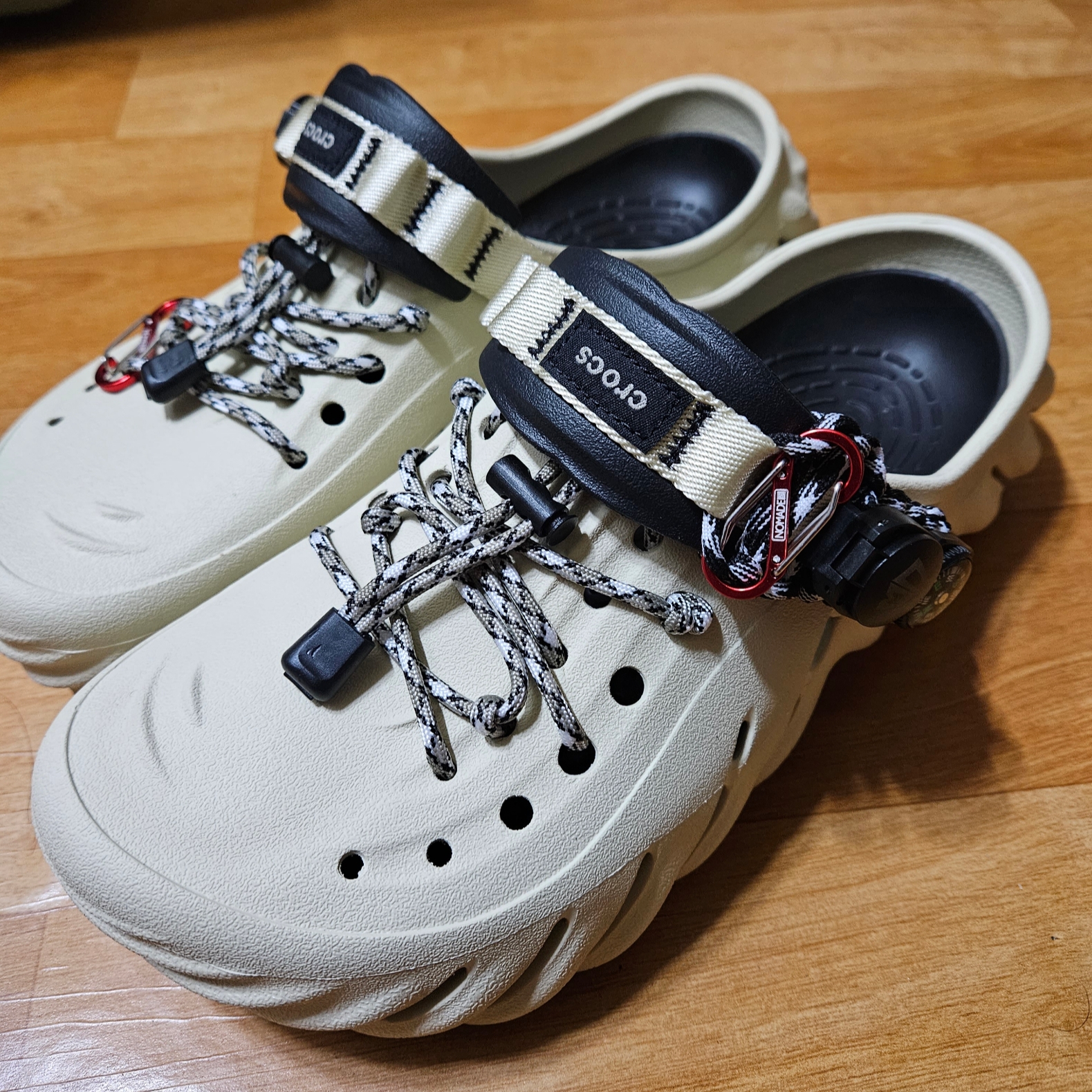 Crocs Echo Clog Bone Black 착용 스타일 - 2