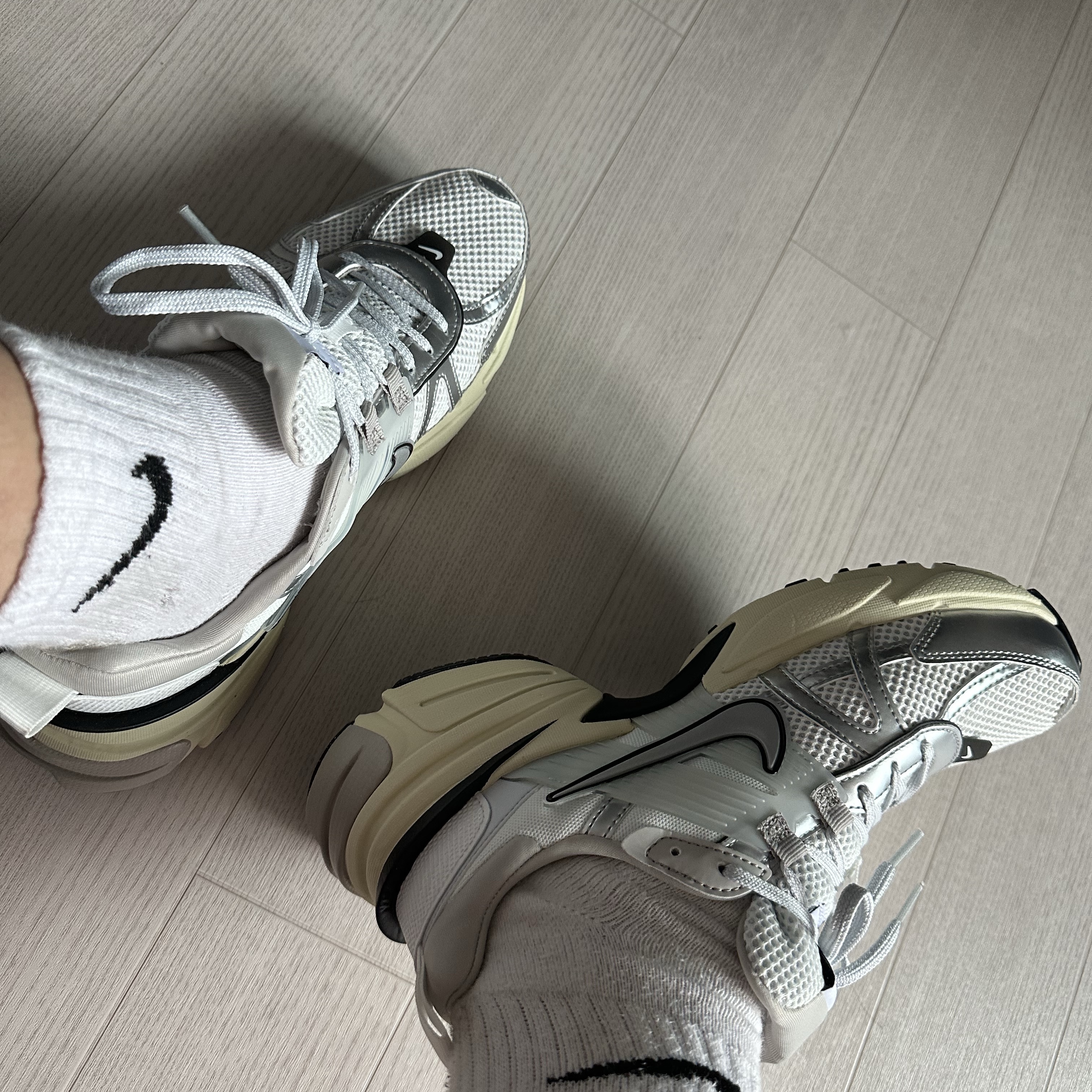 Nike V2K Run Summit White Metallic Silver 착용 스타일 - 3