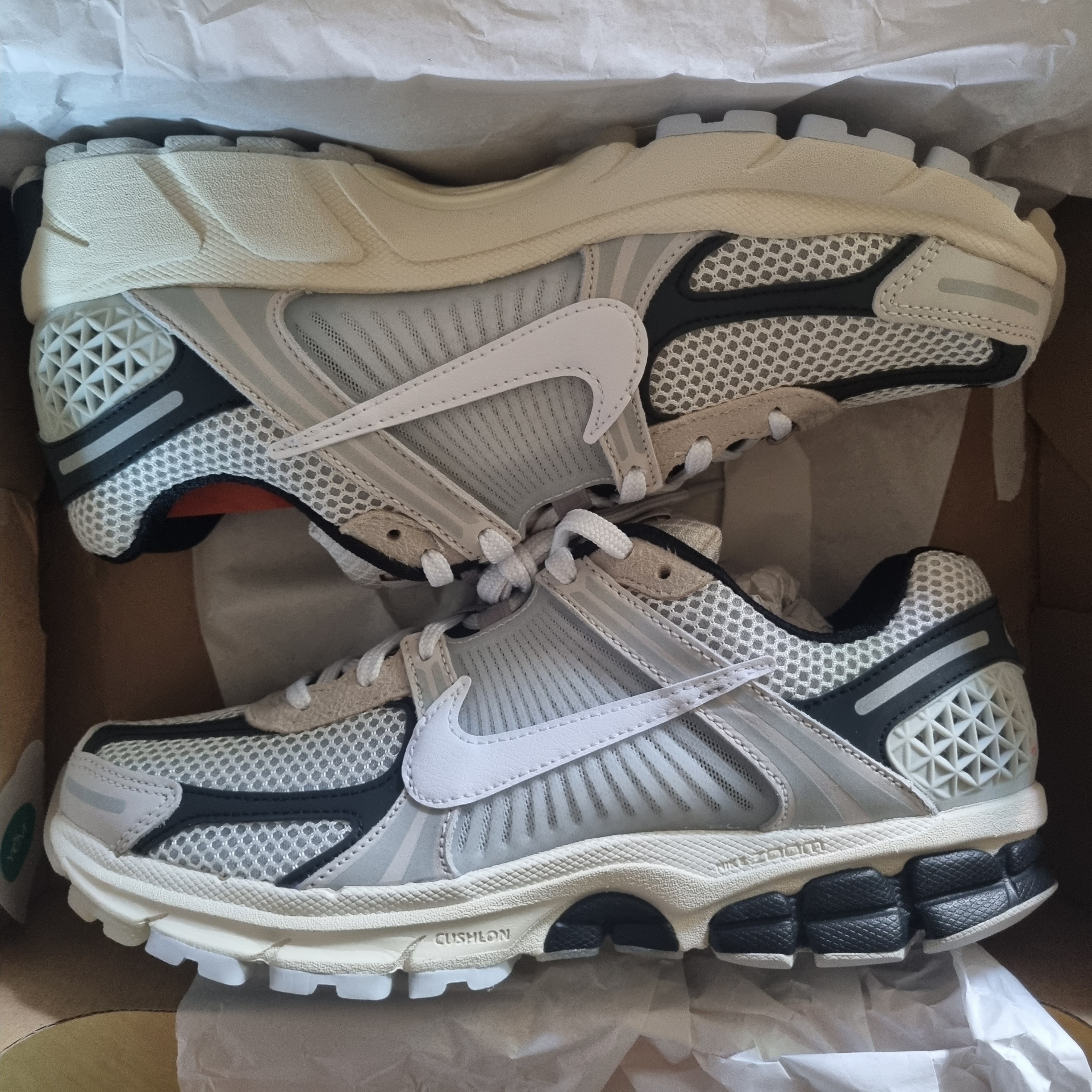 Nike Zoom Vomero 5 Light Bone and Black 착용 스타일