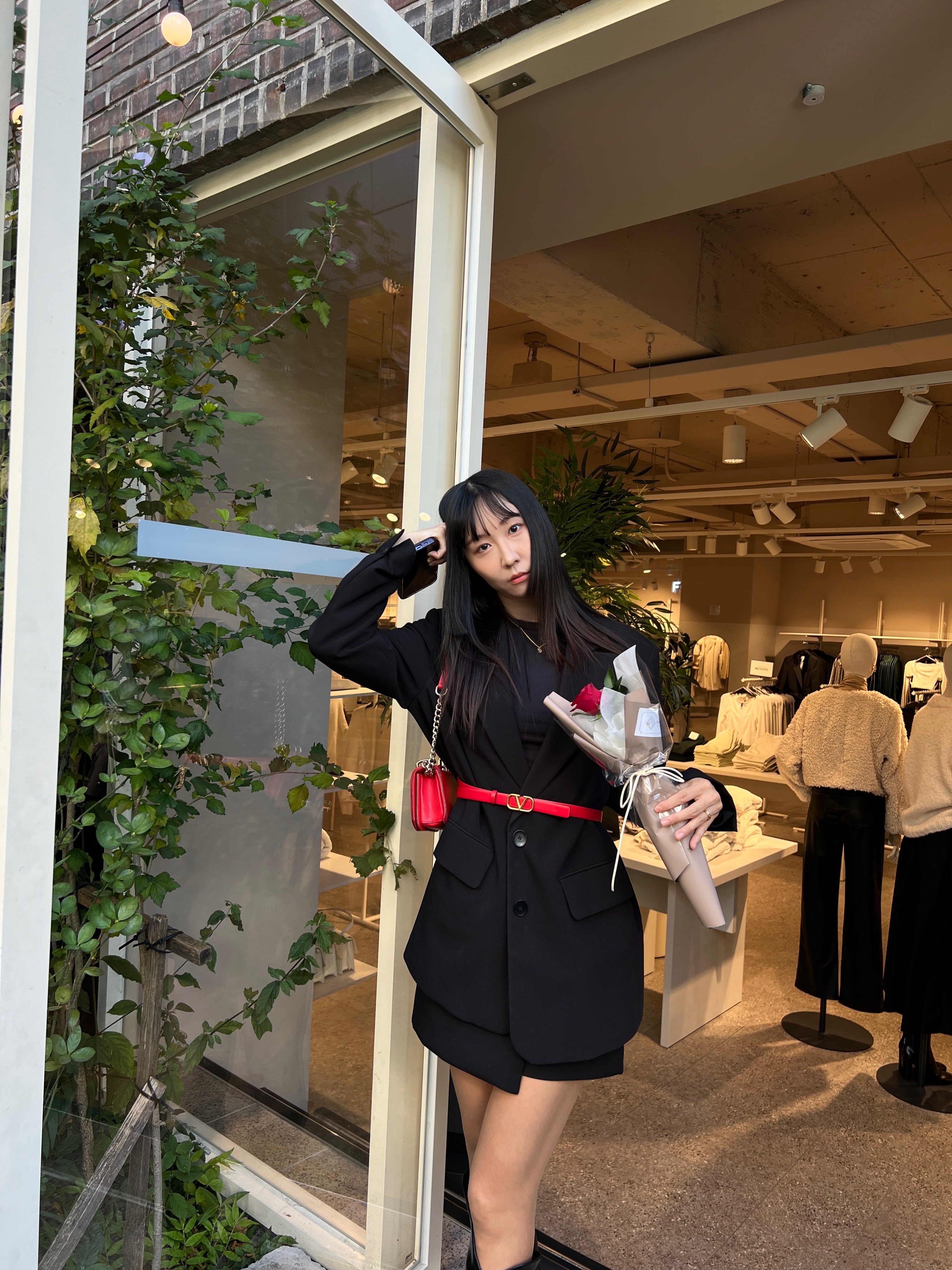 (W) Valentino Reversible Vlogo Signature Belt In Glossy Calfskin 20mm Black Pure Red 착용 스타일 - 1