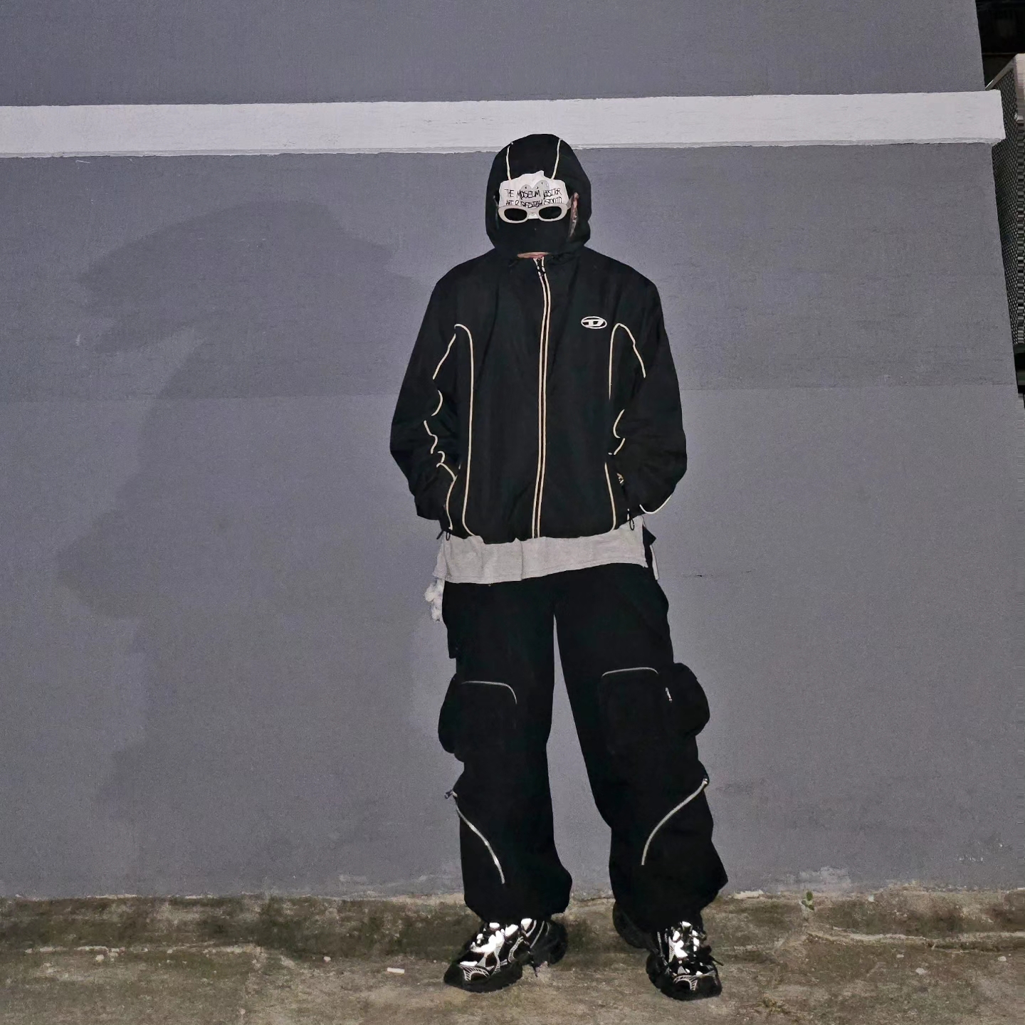Nonnod Mechanic Cargo Pants Black, Diesel J-Hives Windbreaker with Contrast Piping Black 착용 스타일