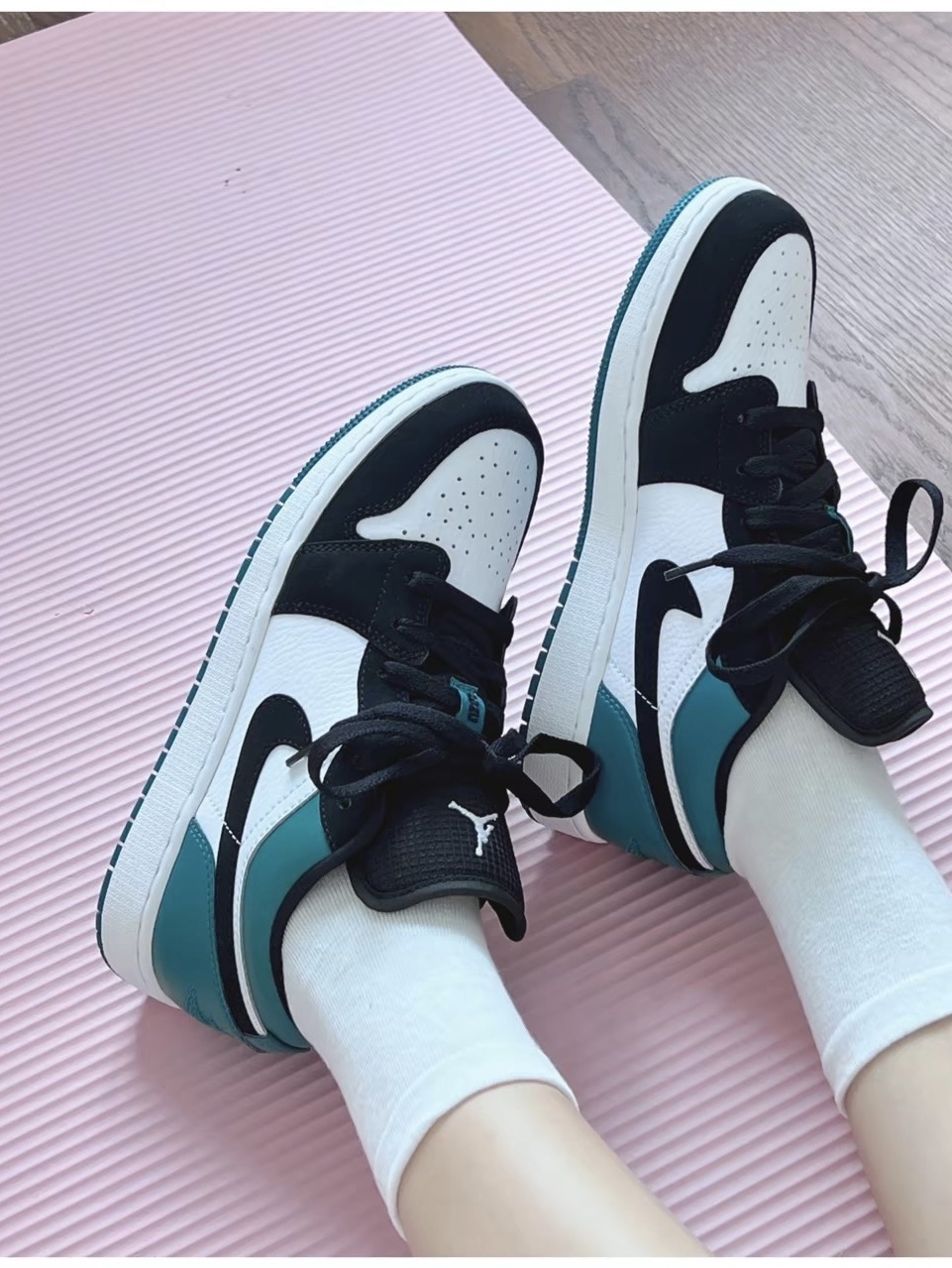 (GS) Jordan 1 Low Black Mystic Green 착용 스타일 - 1