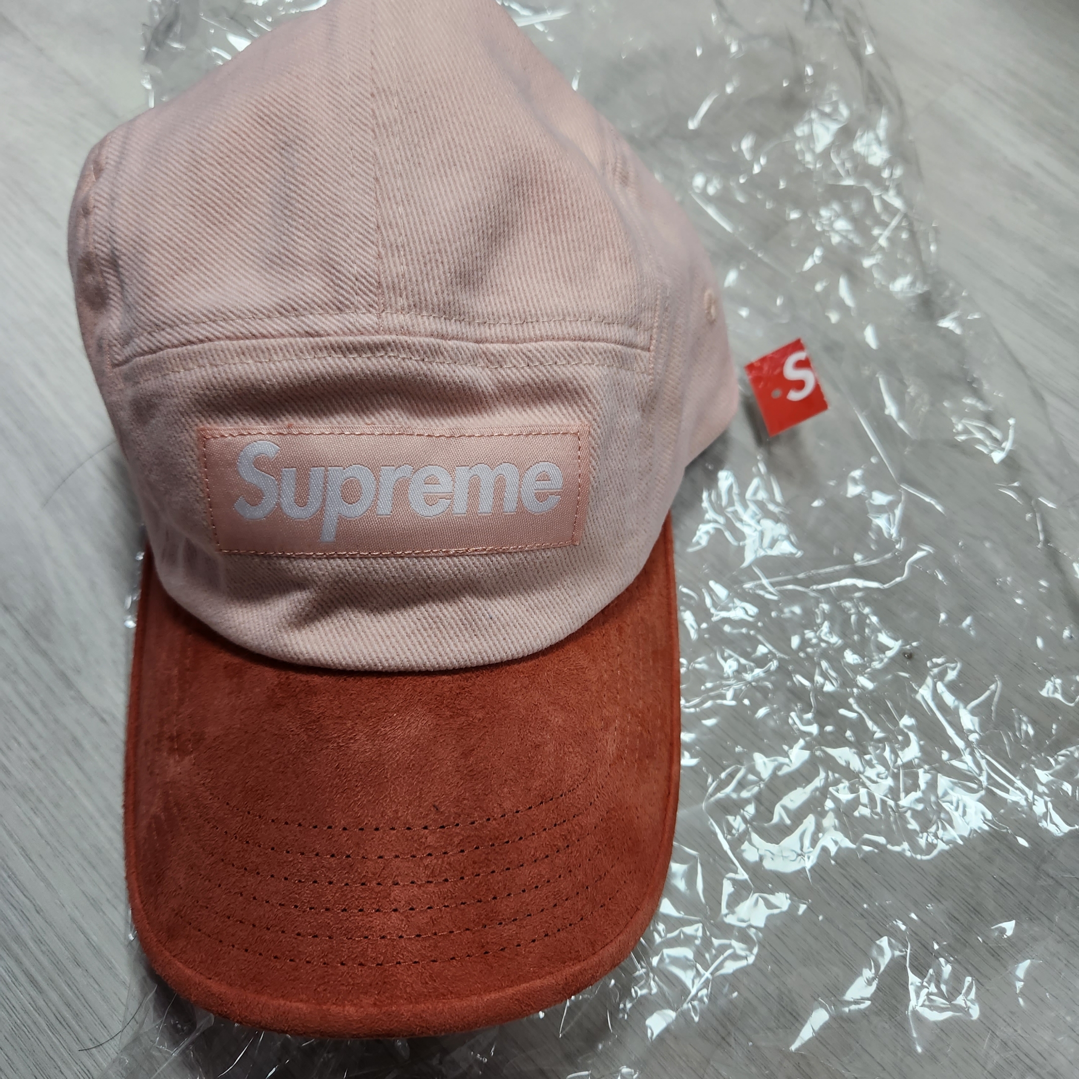 Supreme Suede Visor Camp Cap Peach - 23SS 착용 스타일