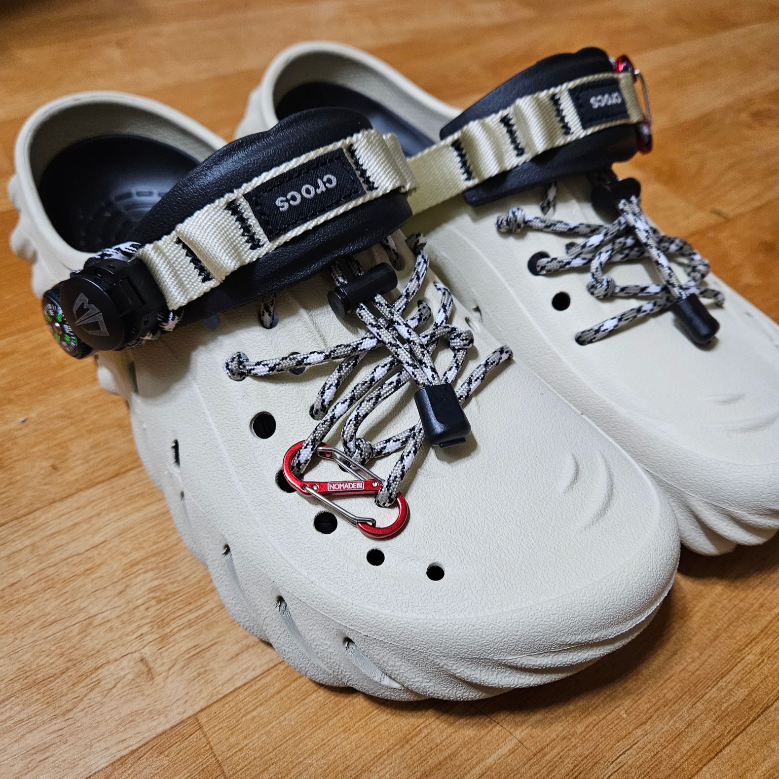 Crocs Echo Clog Bone Black 착용 스타일 - 1