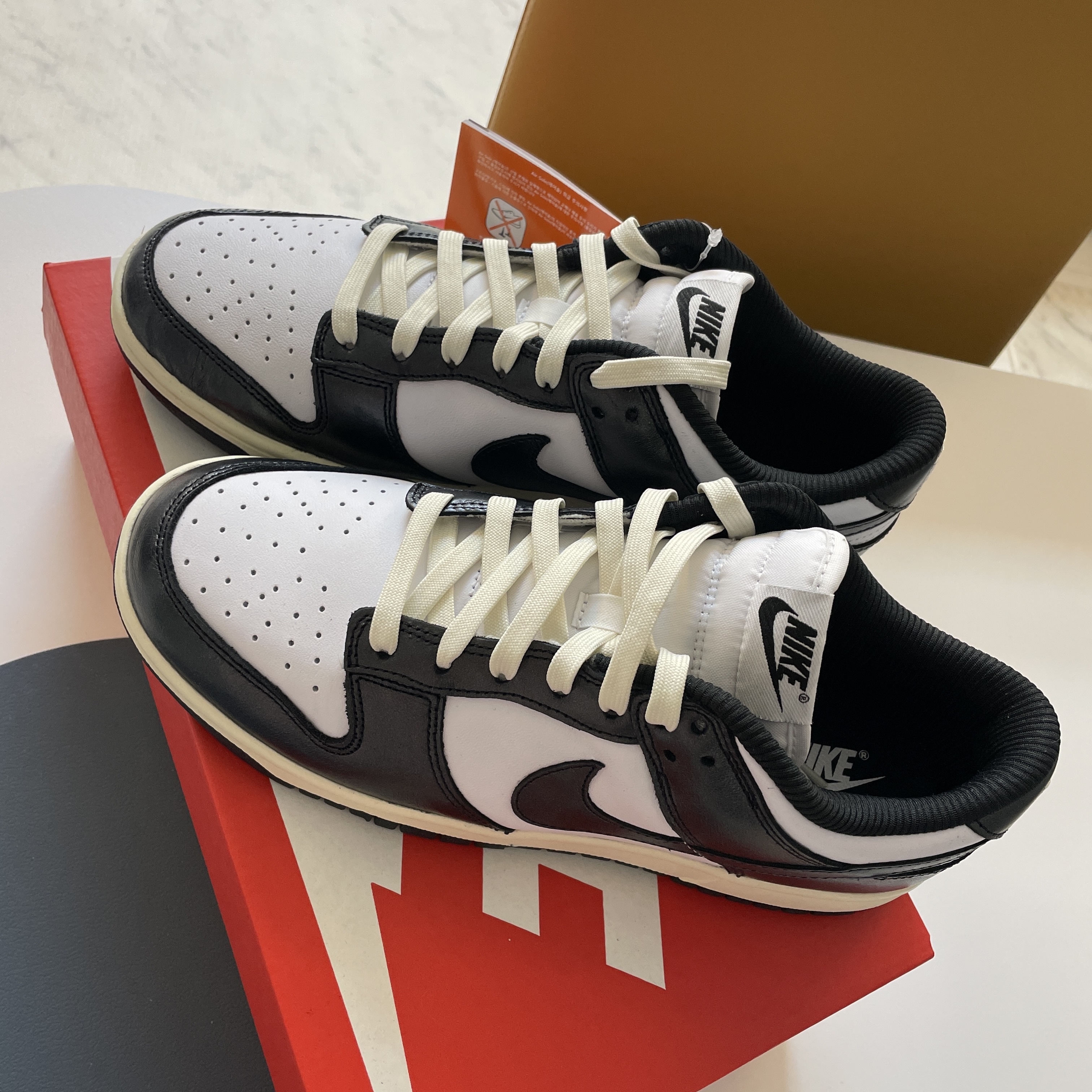 (W) Nike Dunk Low Vintage Black and White 착용 스타일 - 6