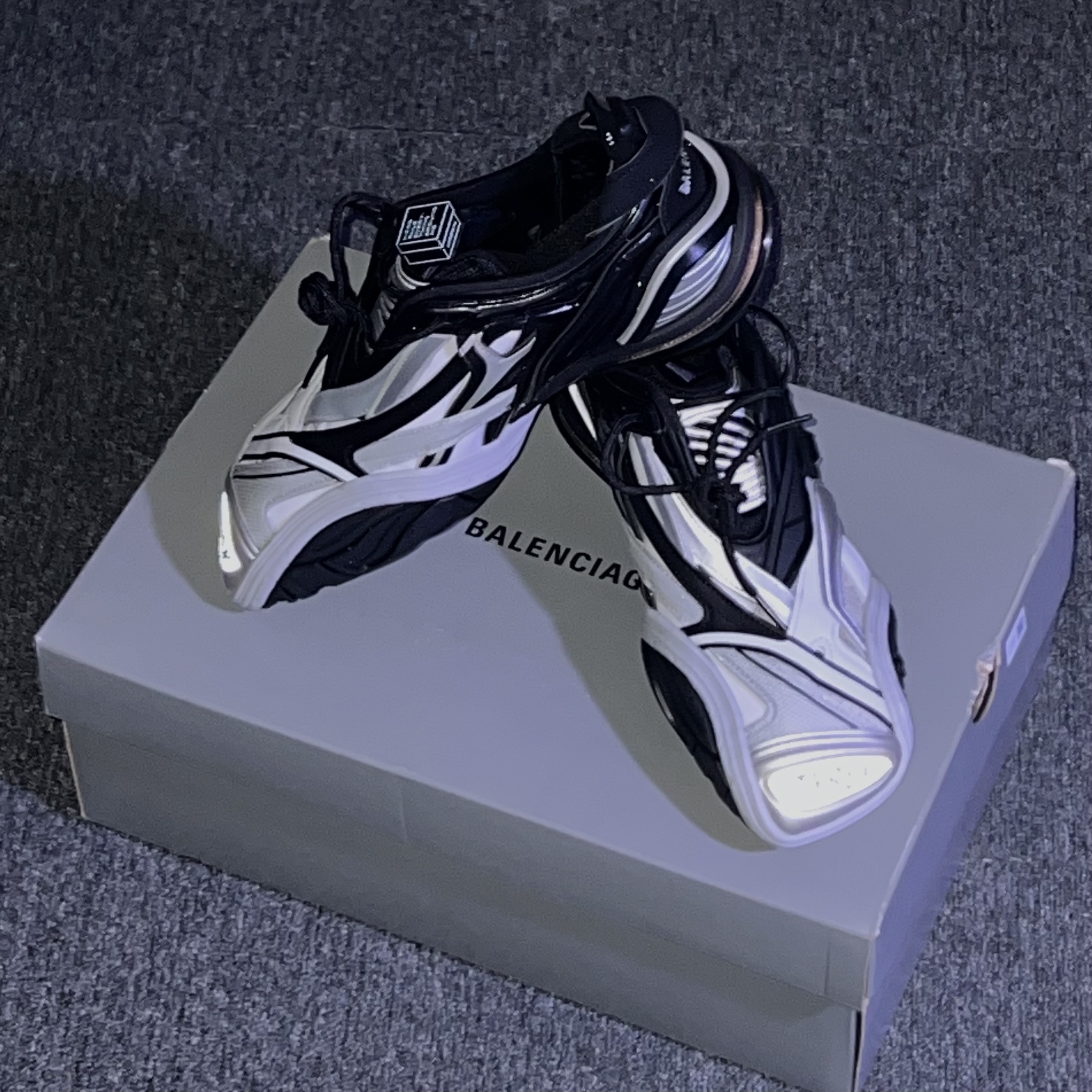 Balenciaga Tyrex Sneakers Black Grey 착용 스타일 - 2