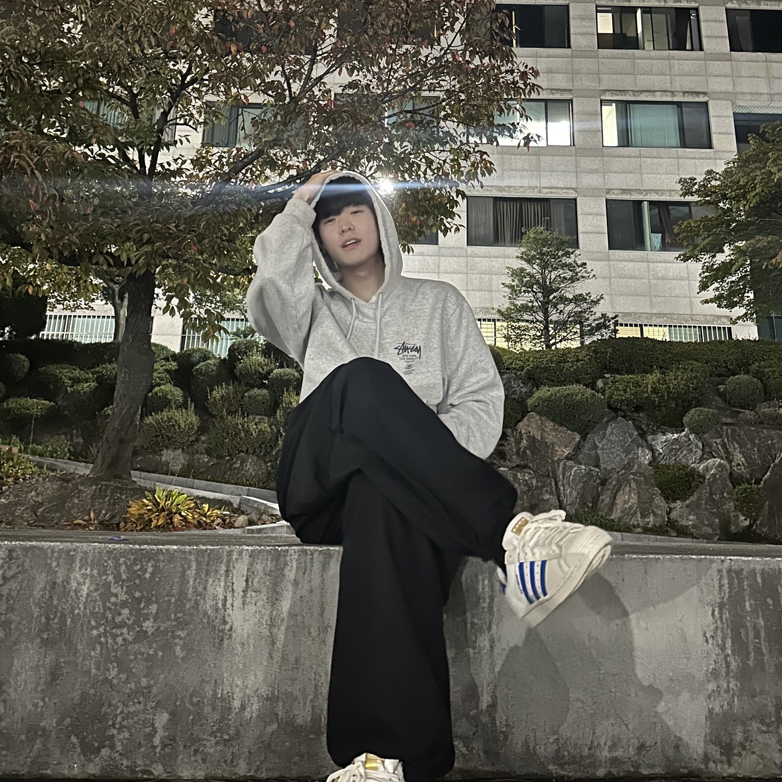 Stussy World Tour Hoodie Ash Heather 2021, Adidas x Deux Superstar 80s Off White Blue 착용 스타일