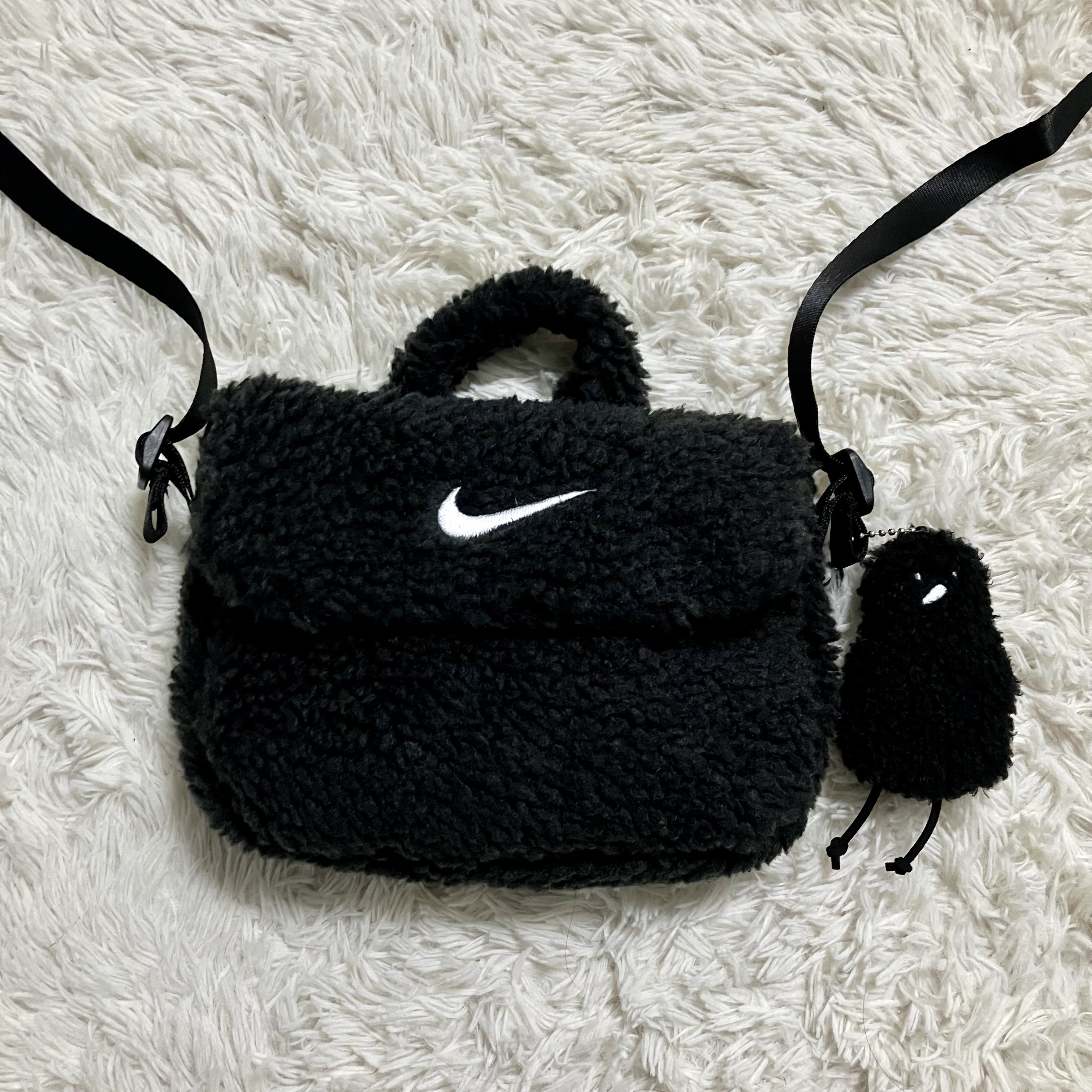 (Kids) Nike NSW Faux Fur Crossbody Bag Black 착용 스타일 - 1