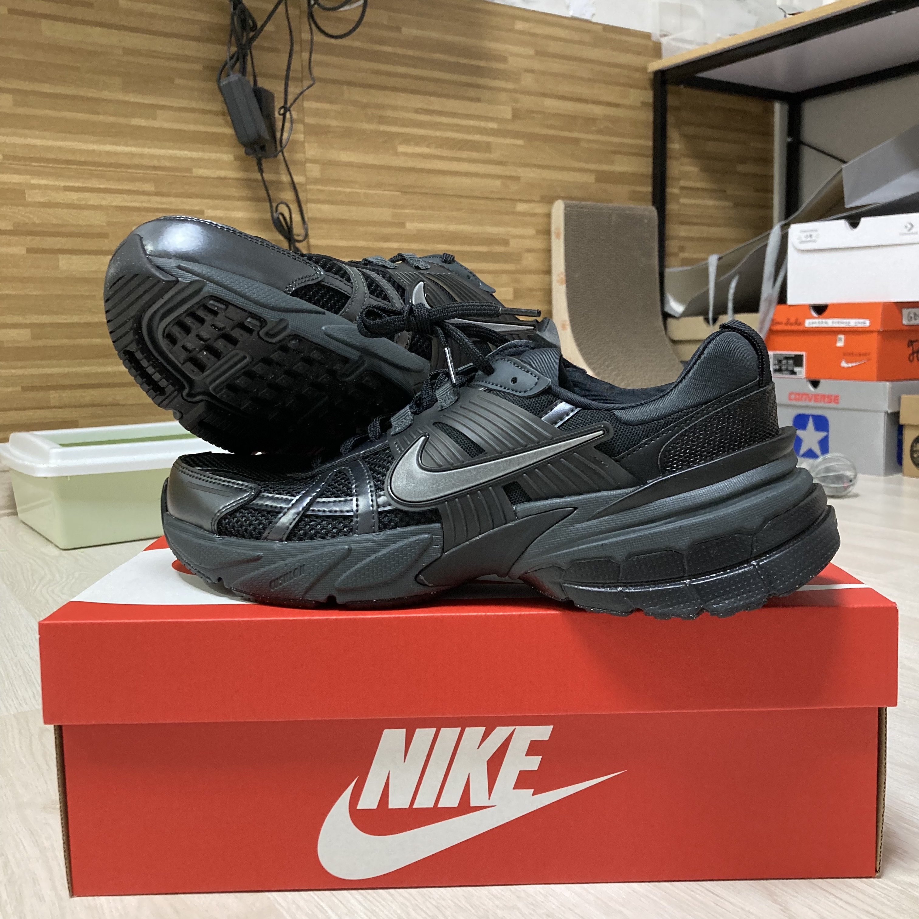 Nike V2K Run Black Anthracite 착용 스타일 - 1