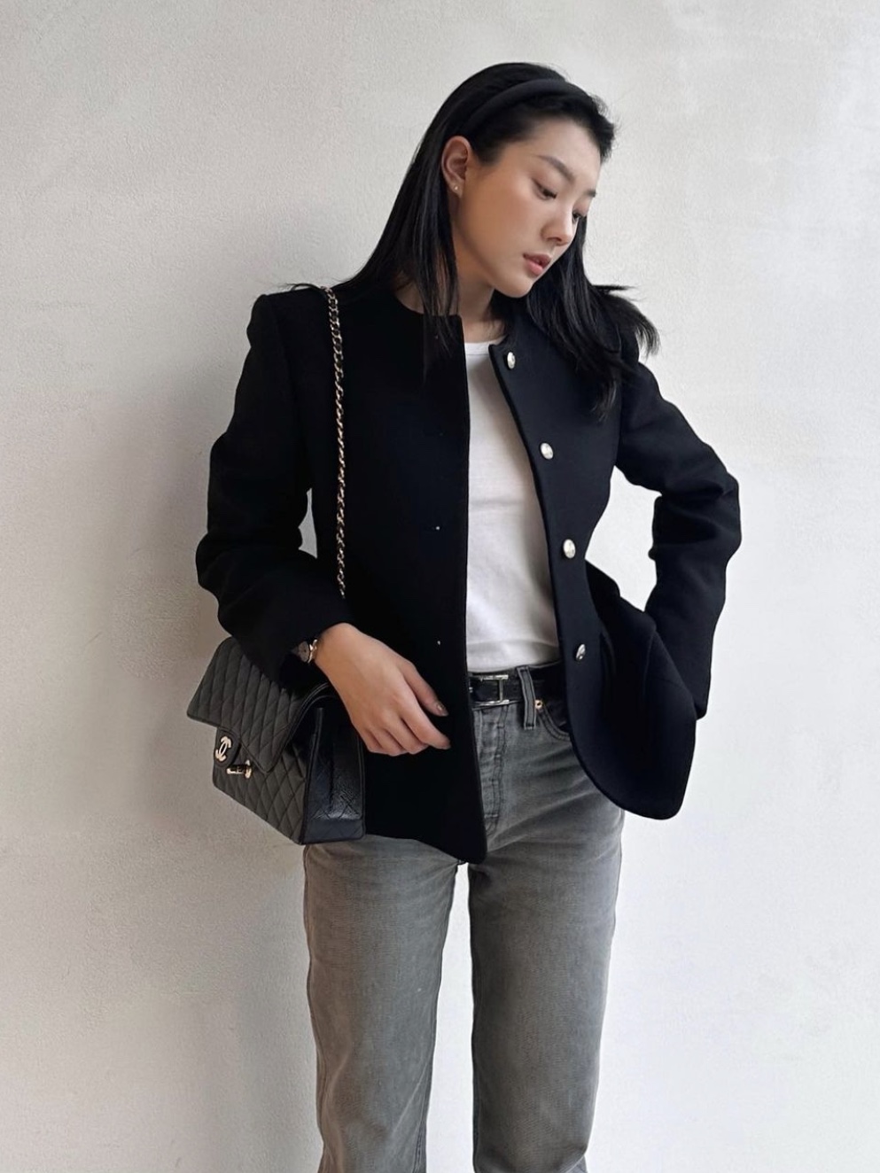 Chanel Medium Classic Handbag Grained Calfskin & Silver Black 착용 스타일