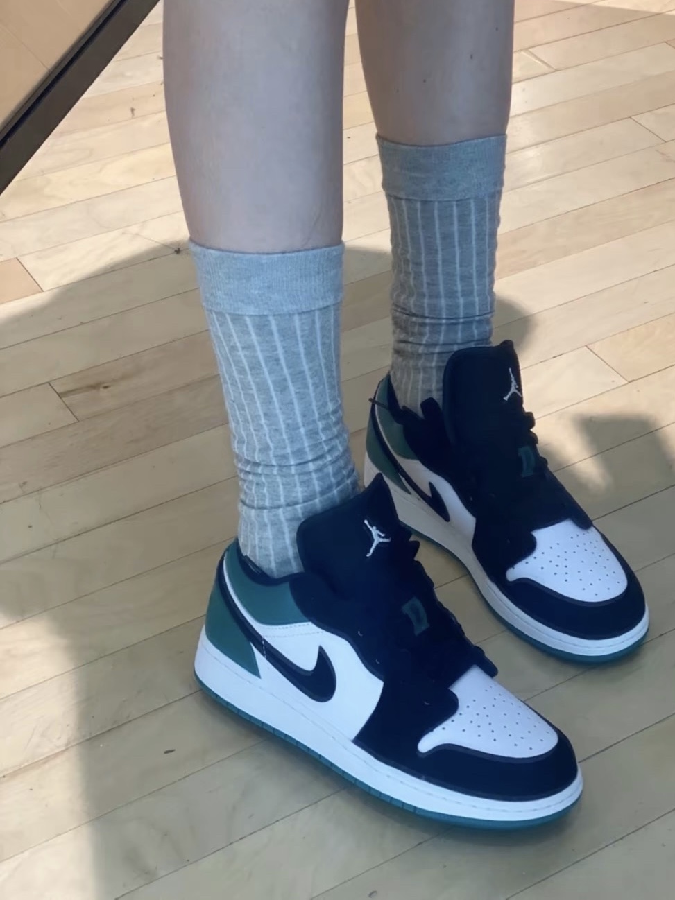 (GS) Jordan 1 Low Black Mystic Green 착용 스타일 - 3