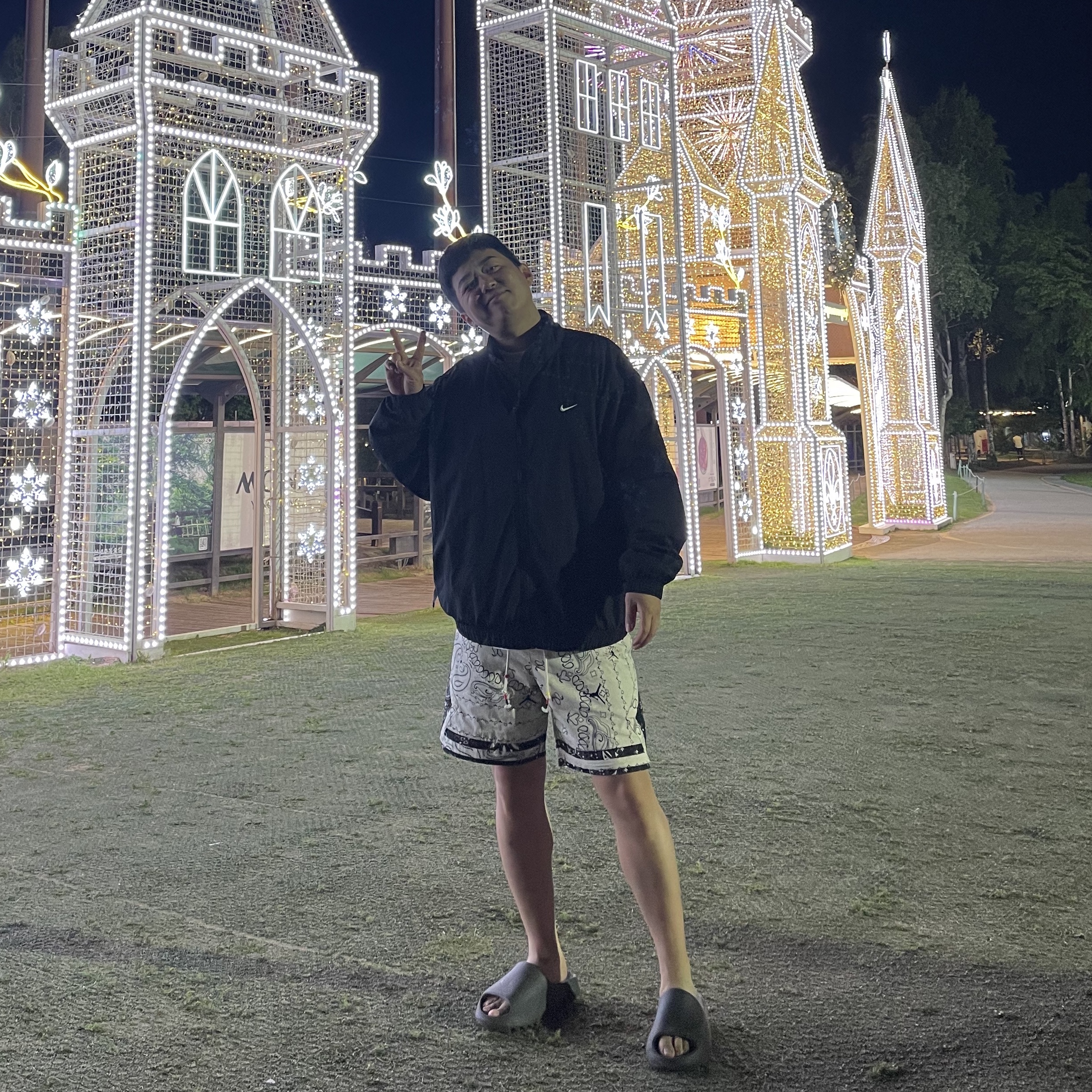 Adidas Yeezy Slide Onyx, Nike NRG Solo Swoosh Woven Track Jacket Black - US/EU 착용 스타일