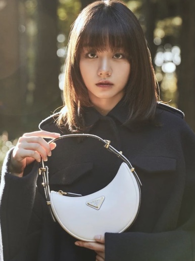 Prada Arque Leather Shoulder Bag White 착용 스타일 - 2