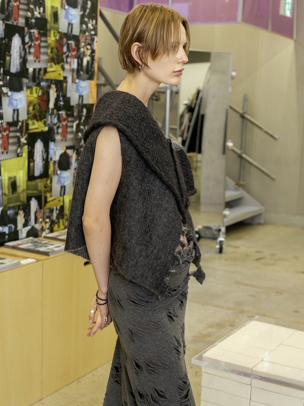 Perverze Damaged Mohair Knit Vest White 착용 스타일