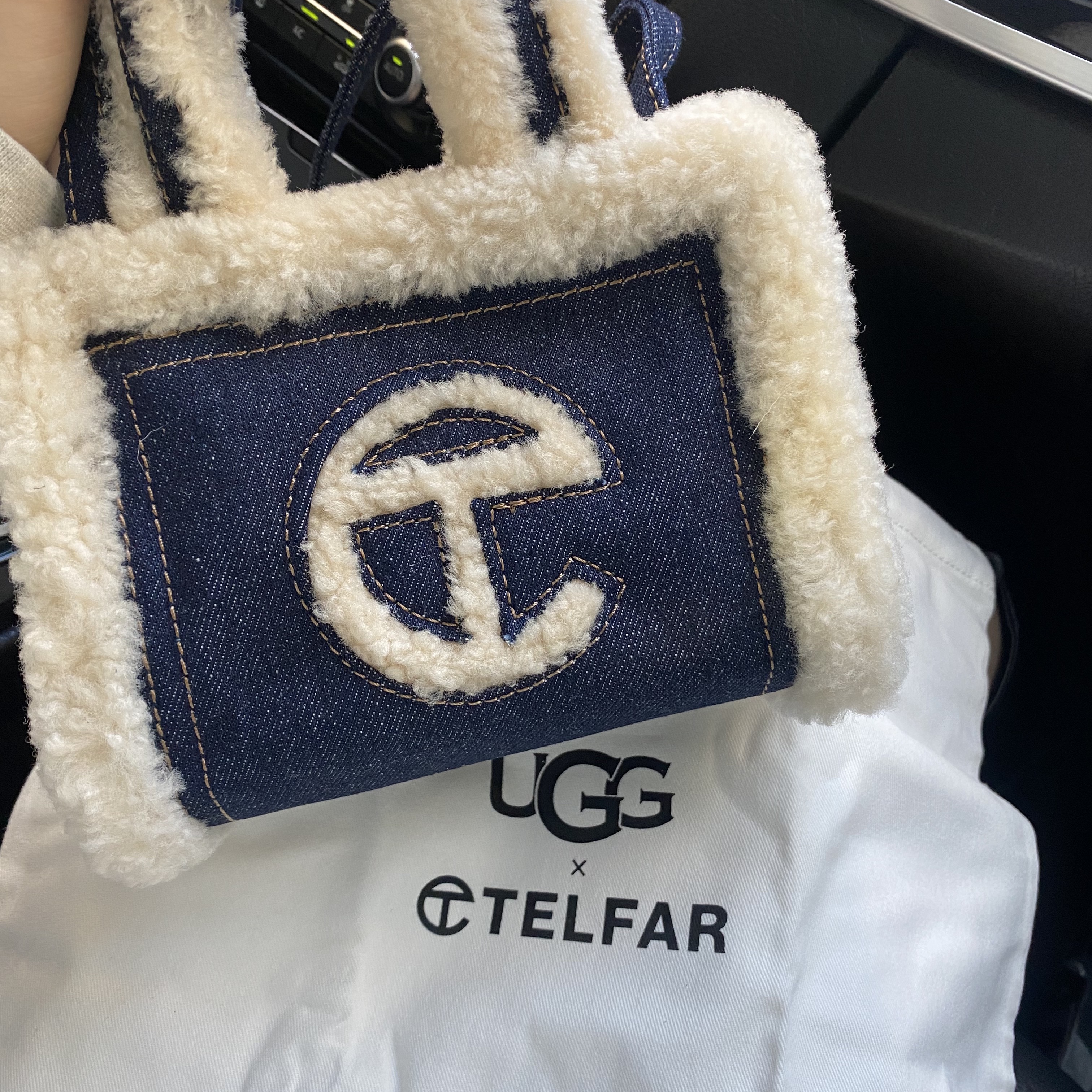 Telfar x UGG Small Shopping Bag Denim 착용 스타일
