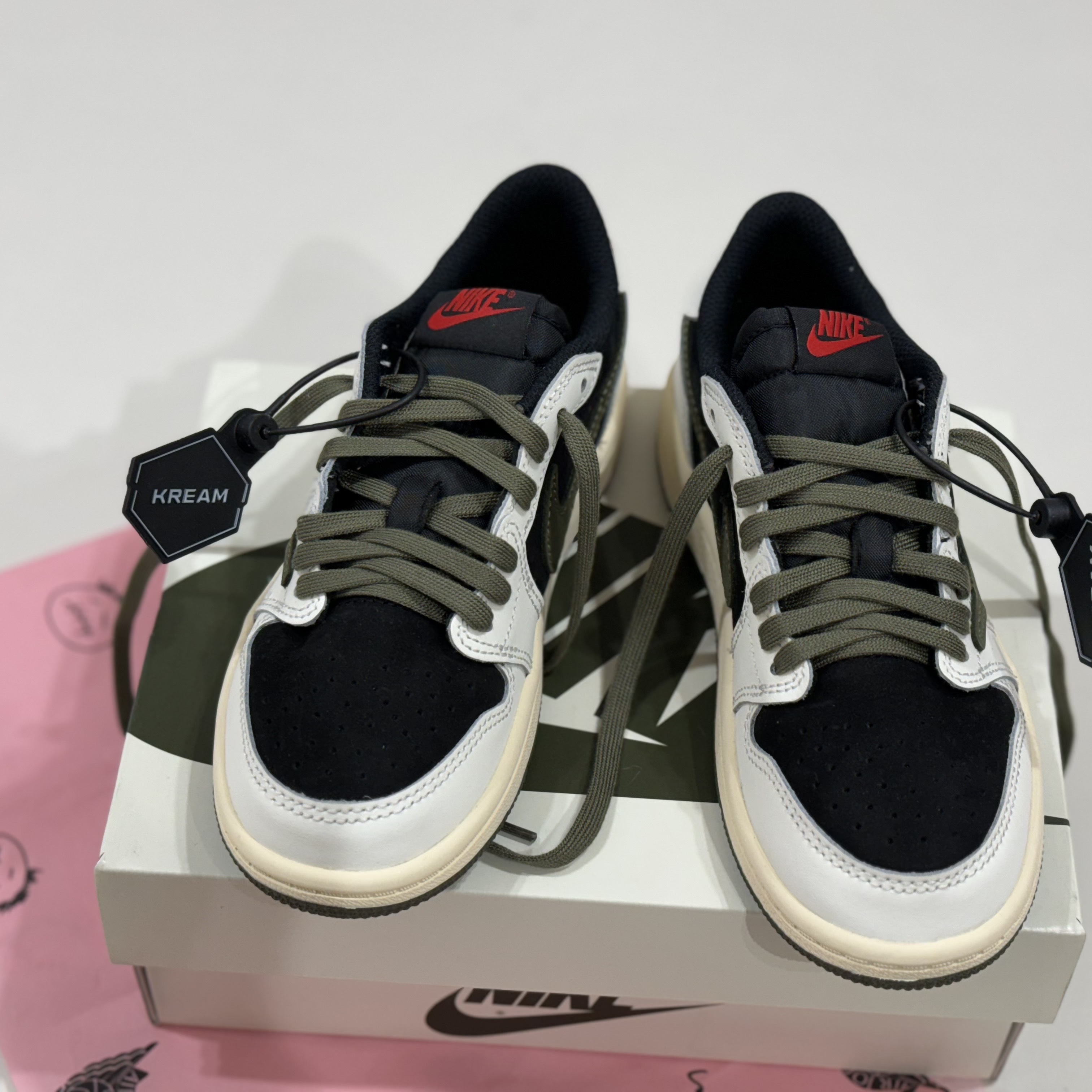 (PS) Jordan 1 x Travis Scott Retro Low OG SP Medium Olive 착용 스타일 - 1