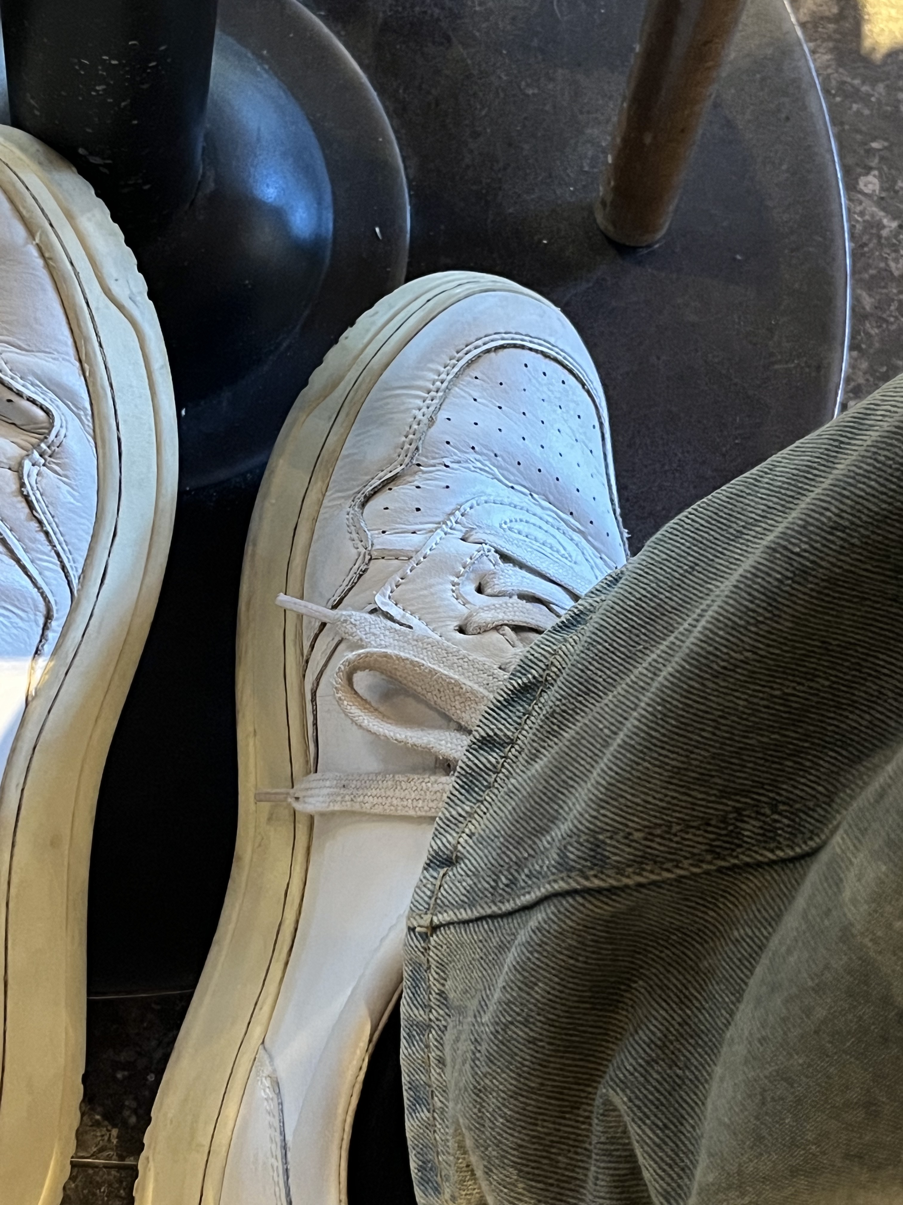 Autry Medalist Low Leather Sneakers White 착용 스타일 - 2