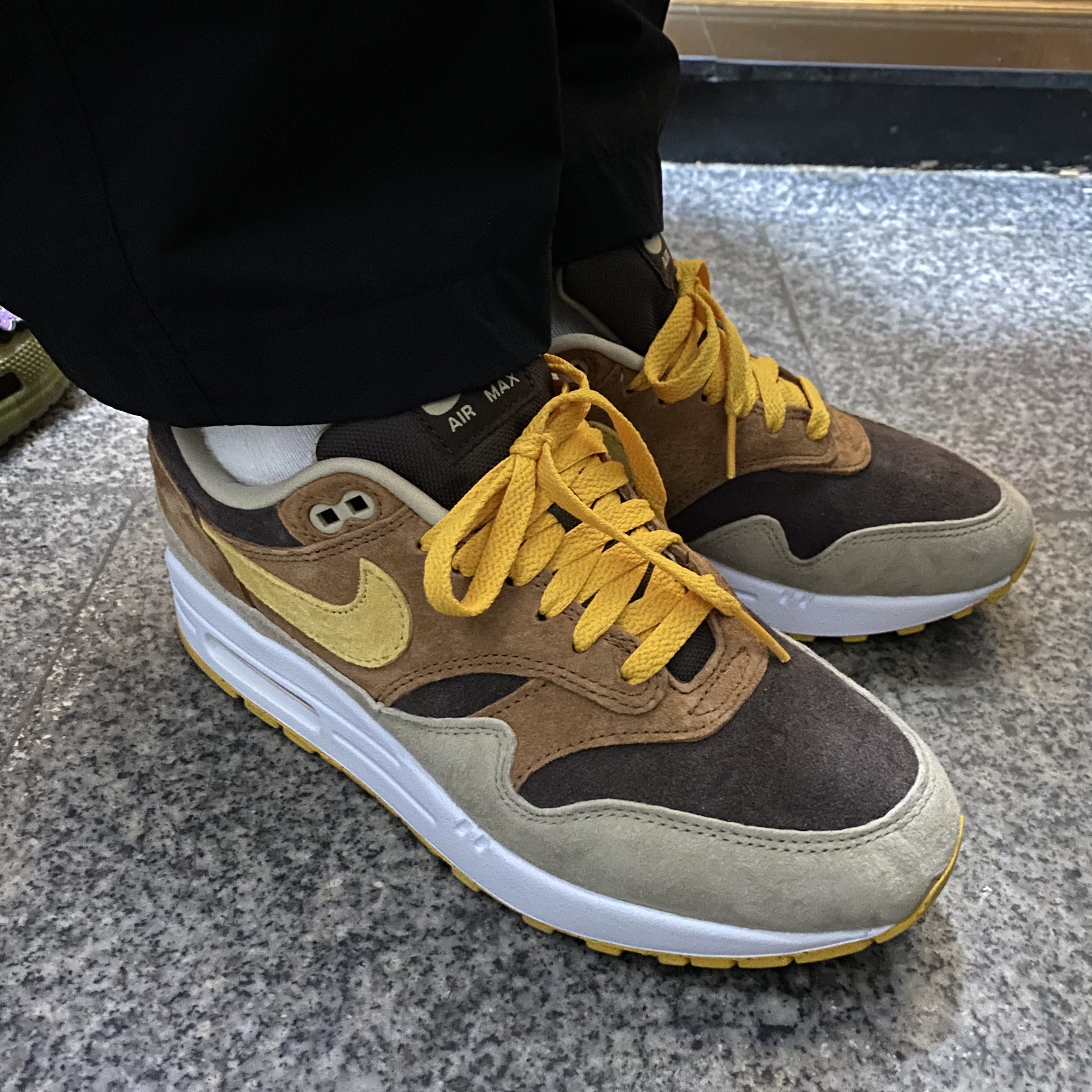 Nike Air Max 1 Premium Pecan and Yellow Ochre 착용 스타일