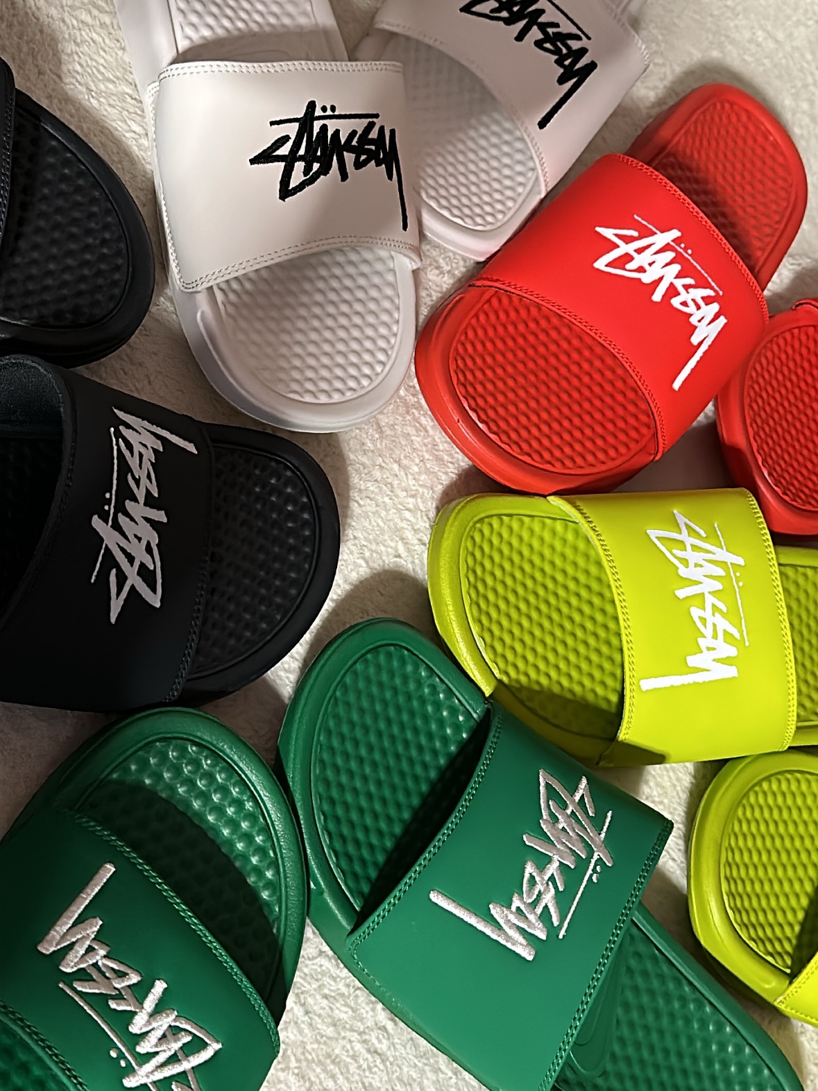 Nike x Stussy Benassi Slide Sail, Nike x Stussy Benassi Slide Pine Green 착용 스타일