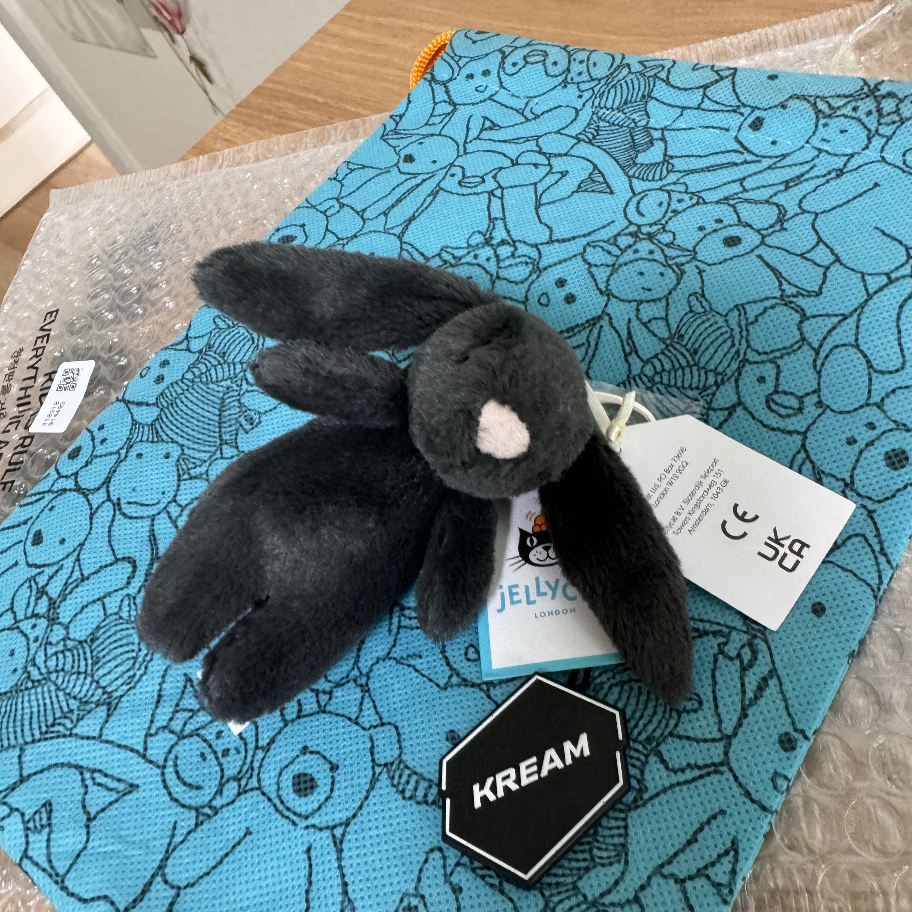 Jellycat Bashful Bunny Bag Charm Ink 착용 스타일 - 2