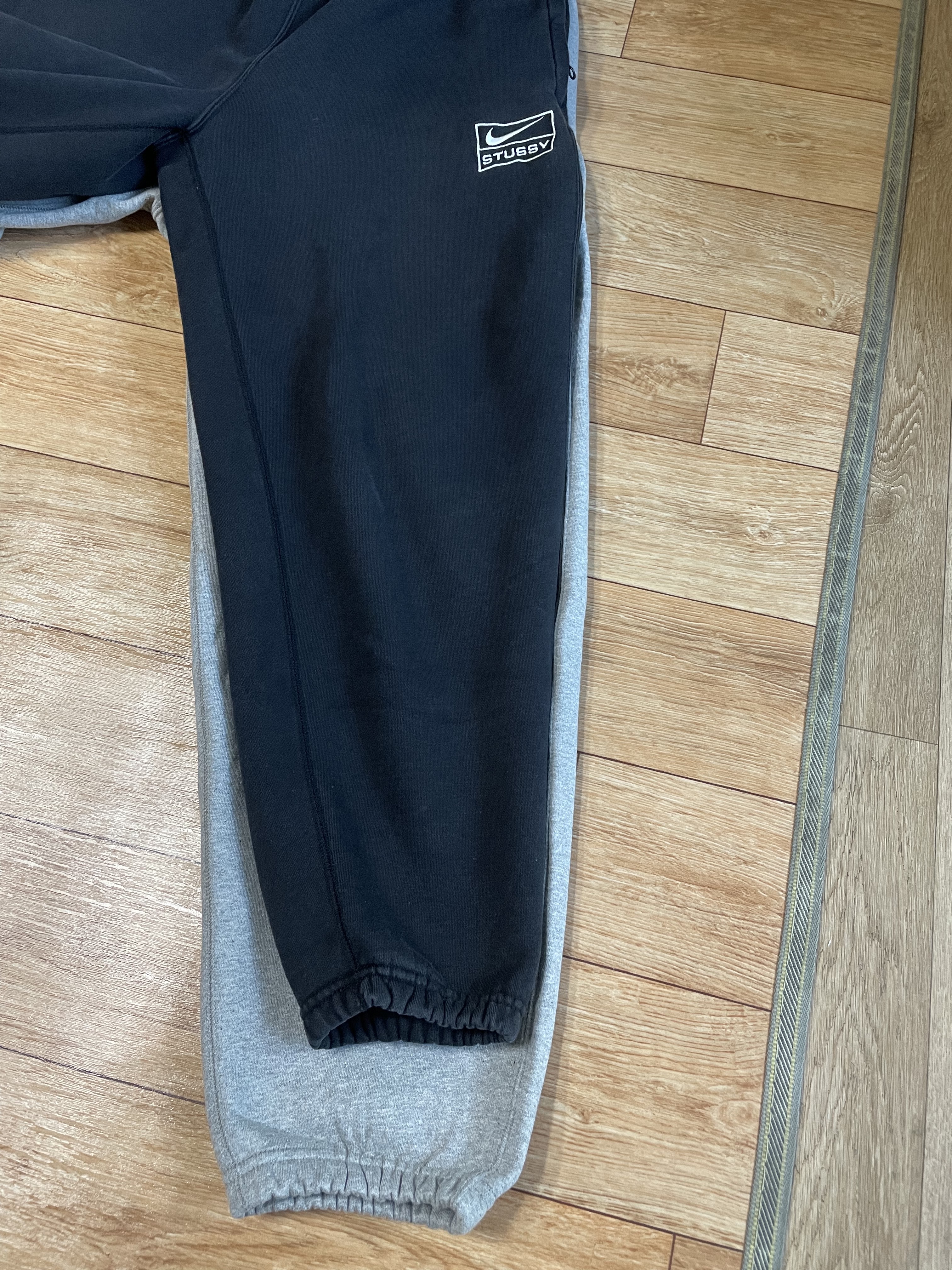 Nike x Stussy NRG RA Washed Fleece Pants Black (DN4031-010), Nike x Stussy NRG RA Fleece Pants Dark Grey Heather (DJ9490-063) 착용 스타일 - 2