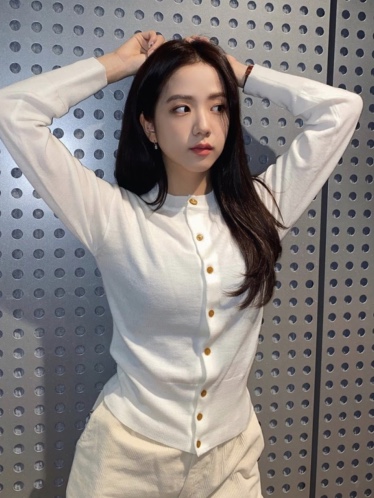 (W) Vivienne Westwood Bea Cardigan Cream 착용 스타일