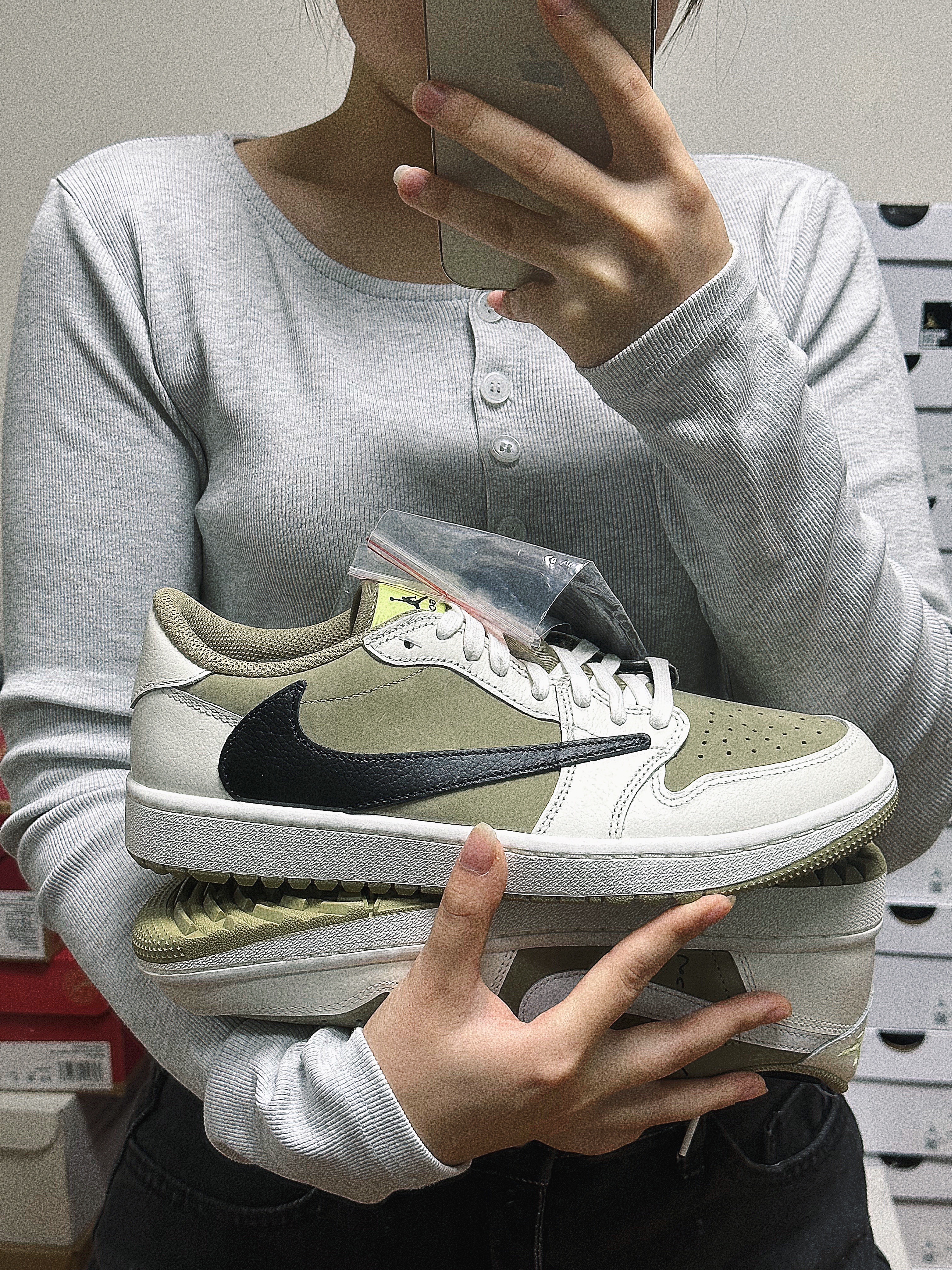Jordan 1 x Travis Scott Retro Low Golf NRG Neutral Olive 착용 스타일