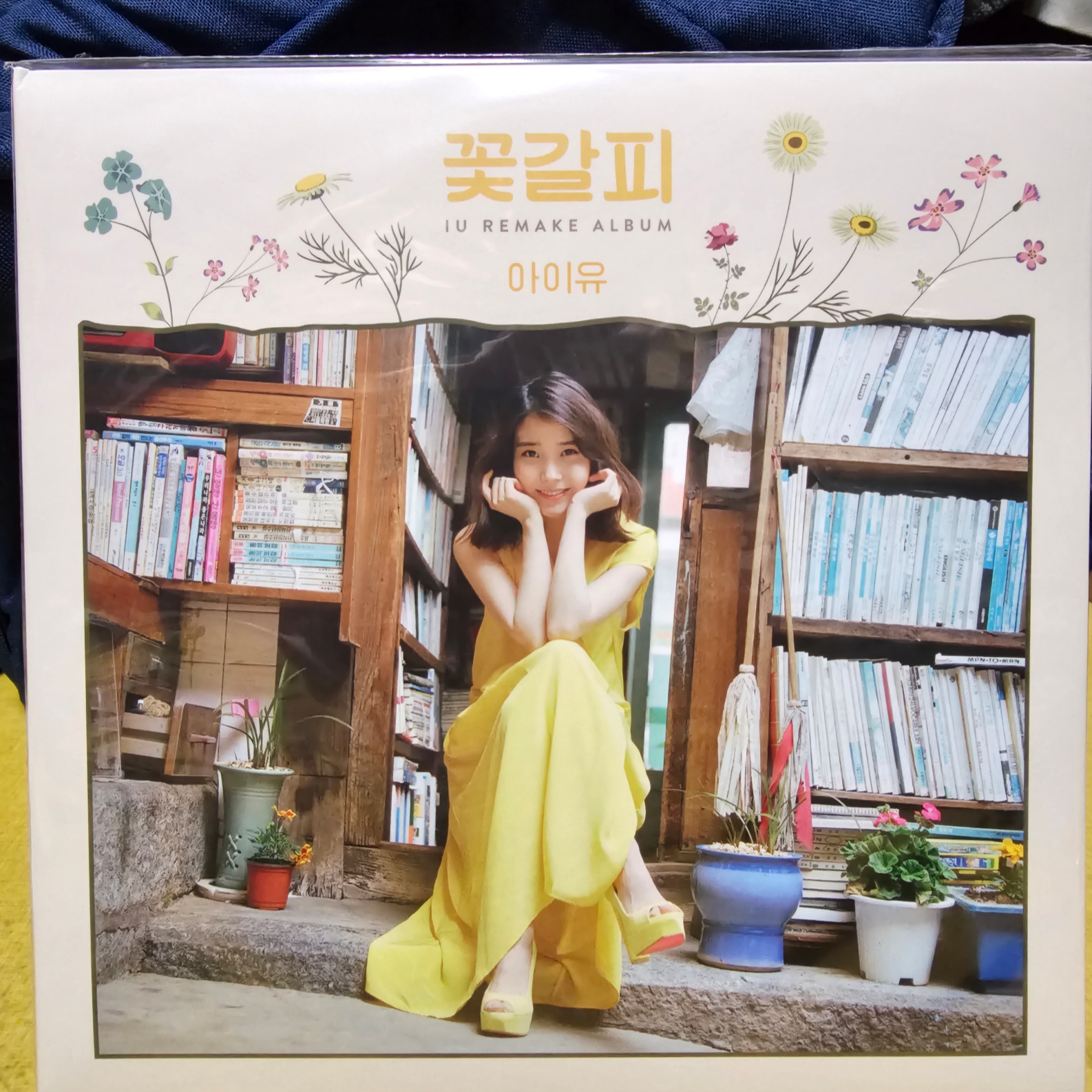 IU Remake Album A Flower Bookmark (Edam Ver.) LP 착용 스타일