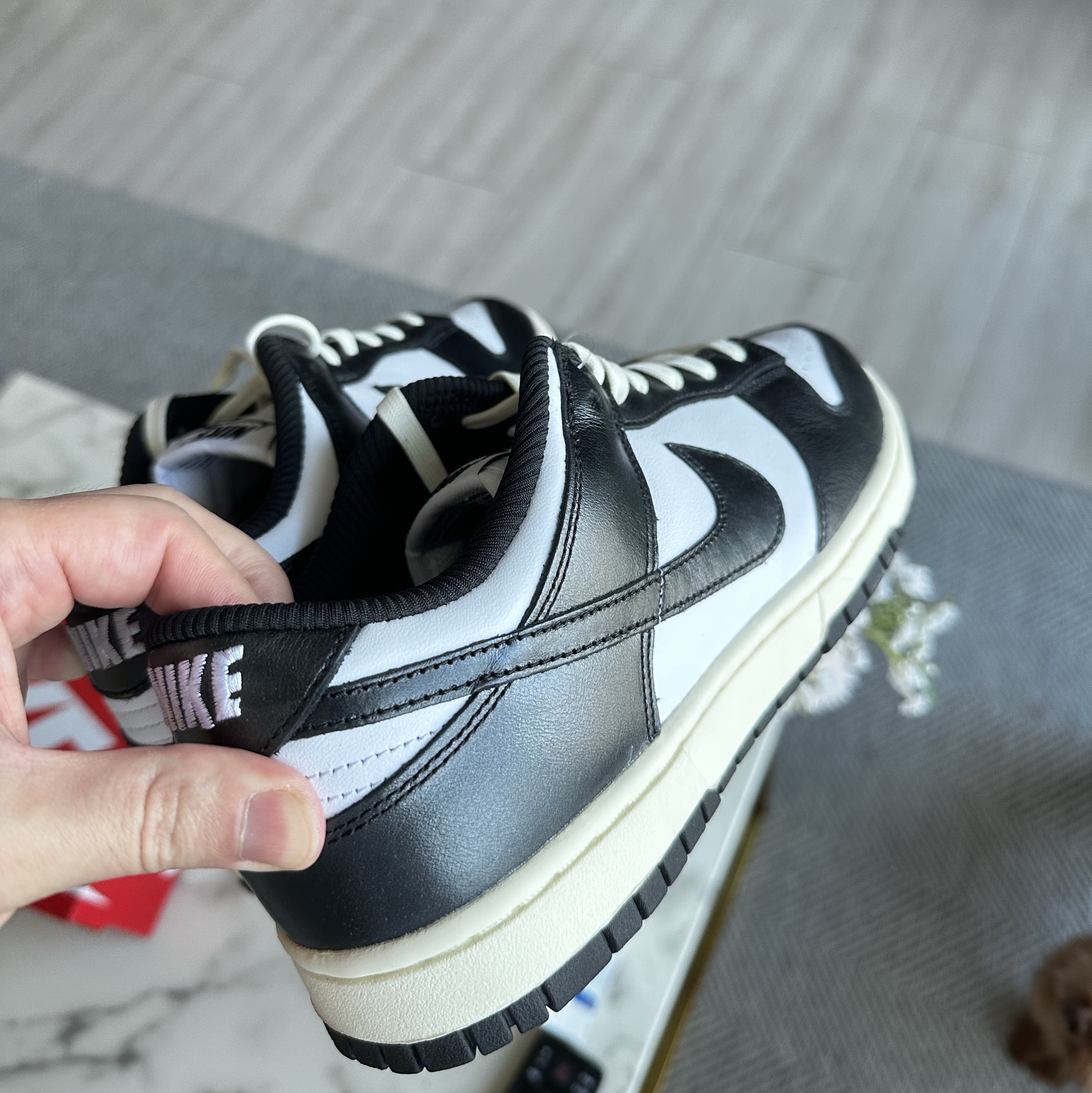 (W) Nike Dunk Low Vintage Black and White 착용 스타일 - 3